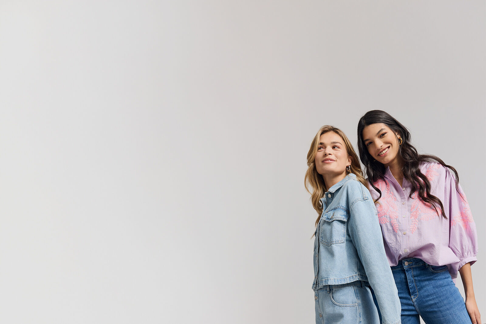 2 woman smiling close to each other