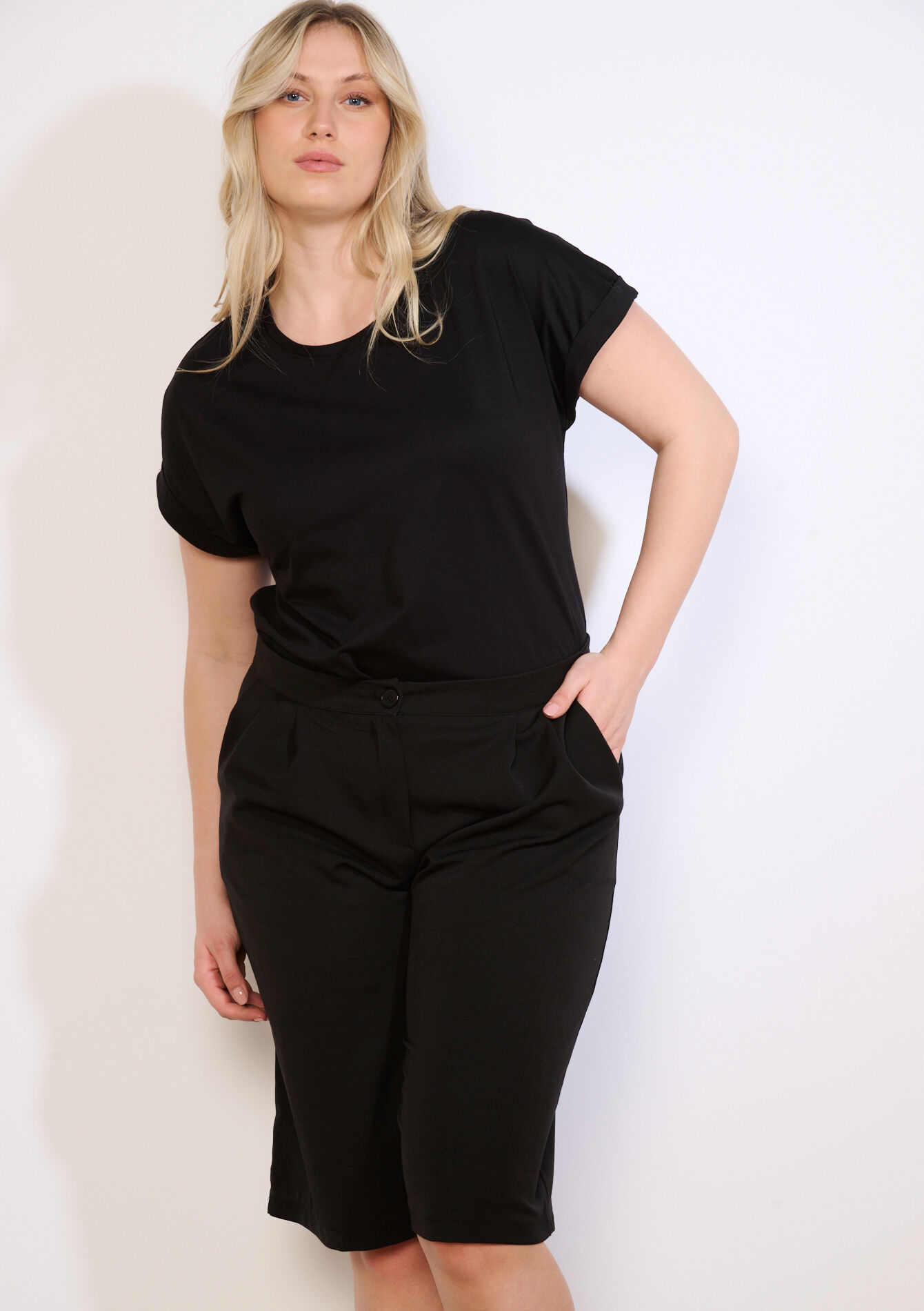 Fluid pleated bermuda shorts - BLACK - 06100796_1119