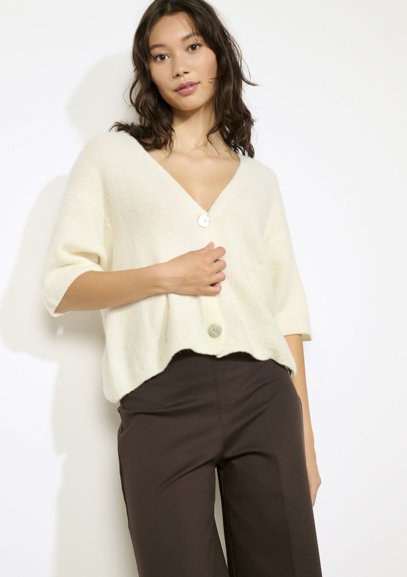 Kort vest met opvallende knopen, Kort vest met opvallende knopen - VANILLA WHITE - 04101356_1013