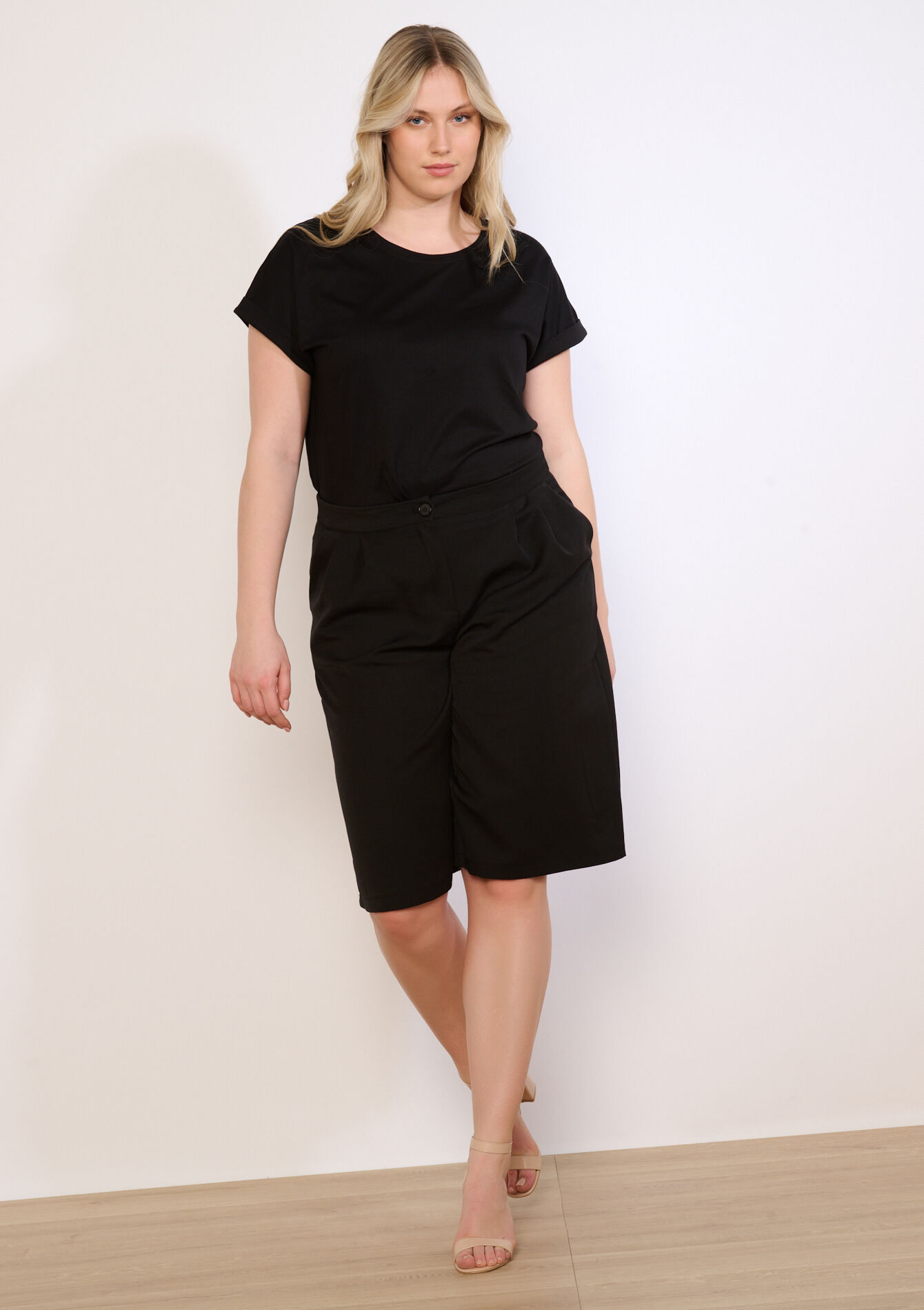 Fluid pleated bermuda shorts - BLACK - 06100796_1119