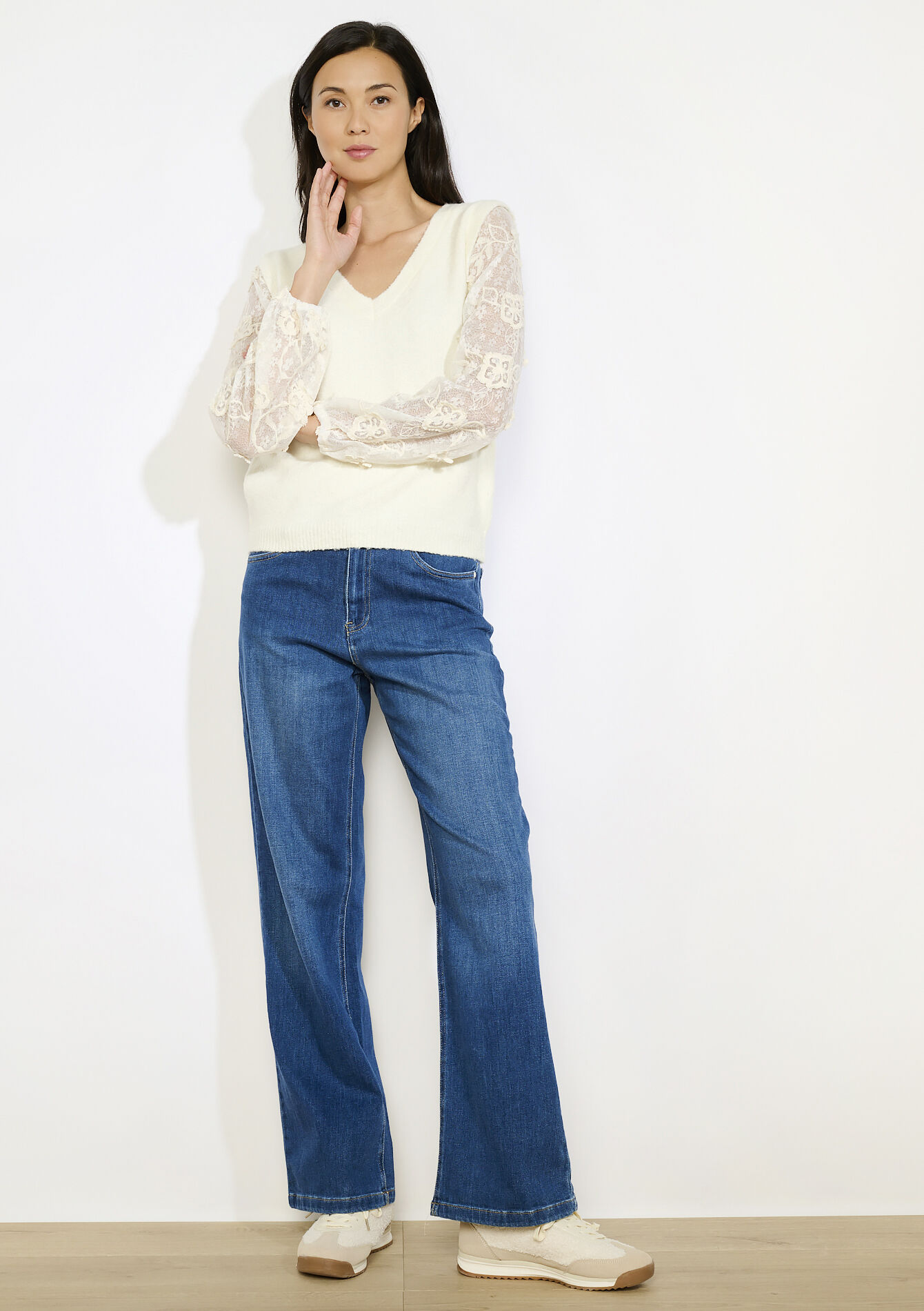 V-hals trui met kanten mouwen - VANILLA WHITE - 04006976_1013