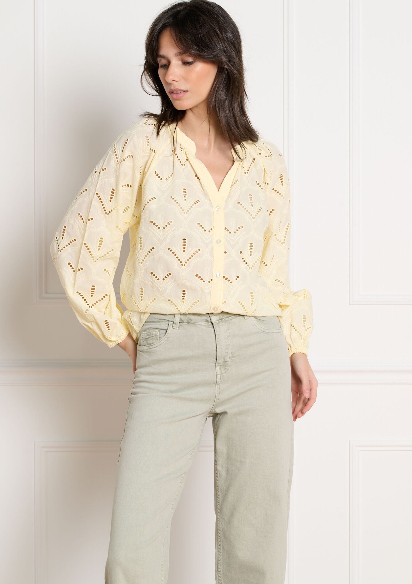 Luchtige blouse met ajourdetails - YELLOW PASTEL - 05702959_5004