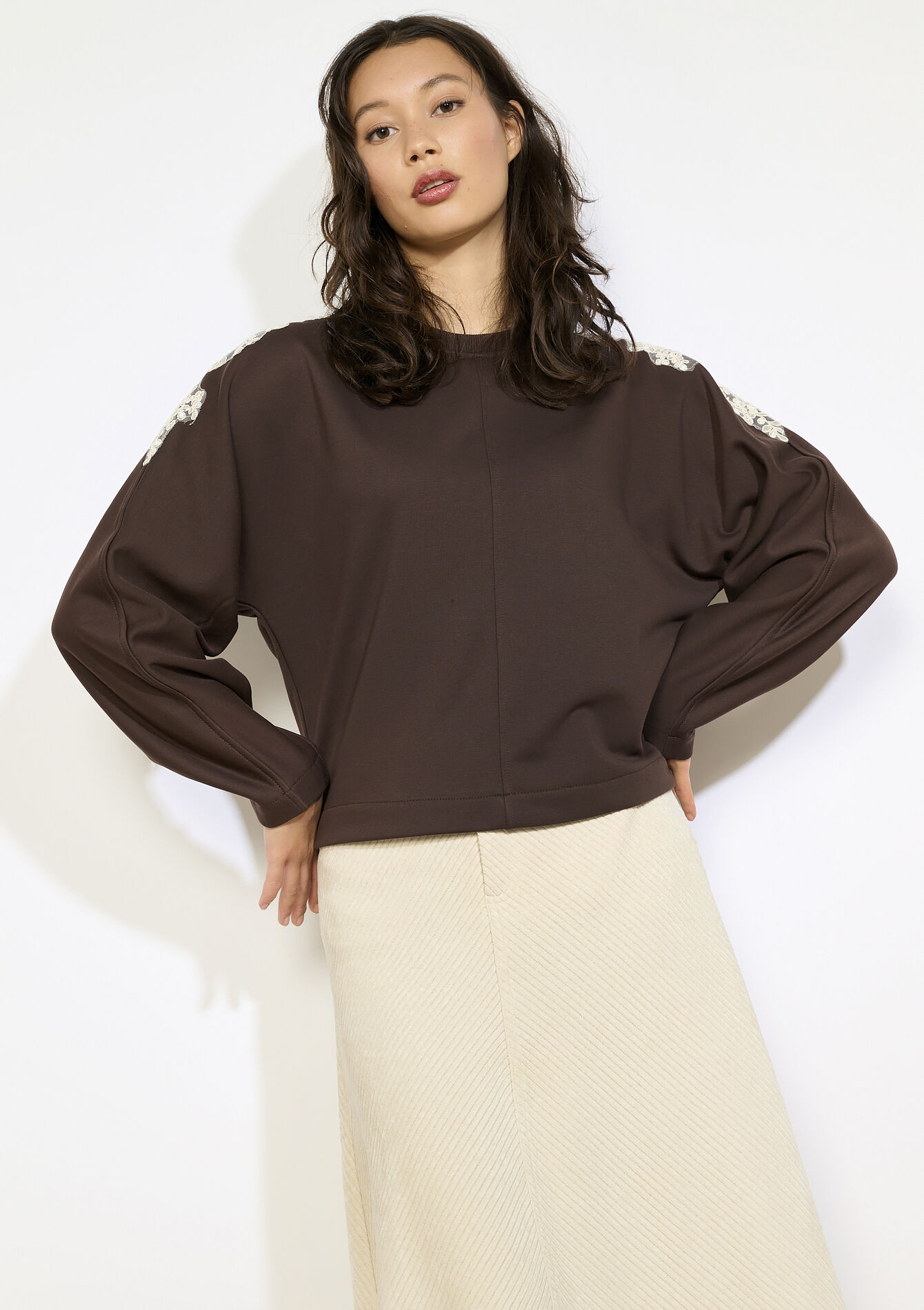 Sweater met kant op schouder - BROWN DARK CHOCOLATE - 03001819_3720
