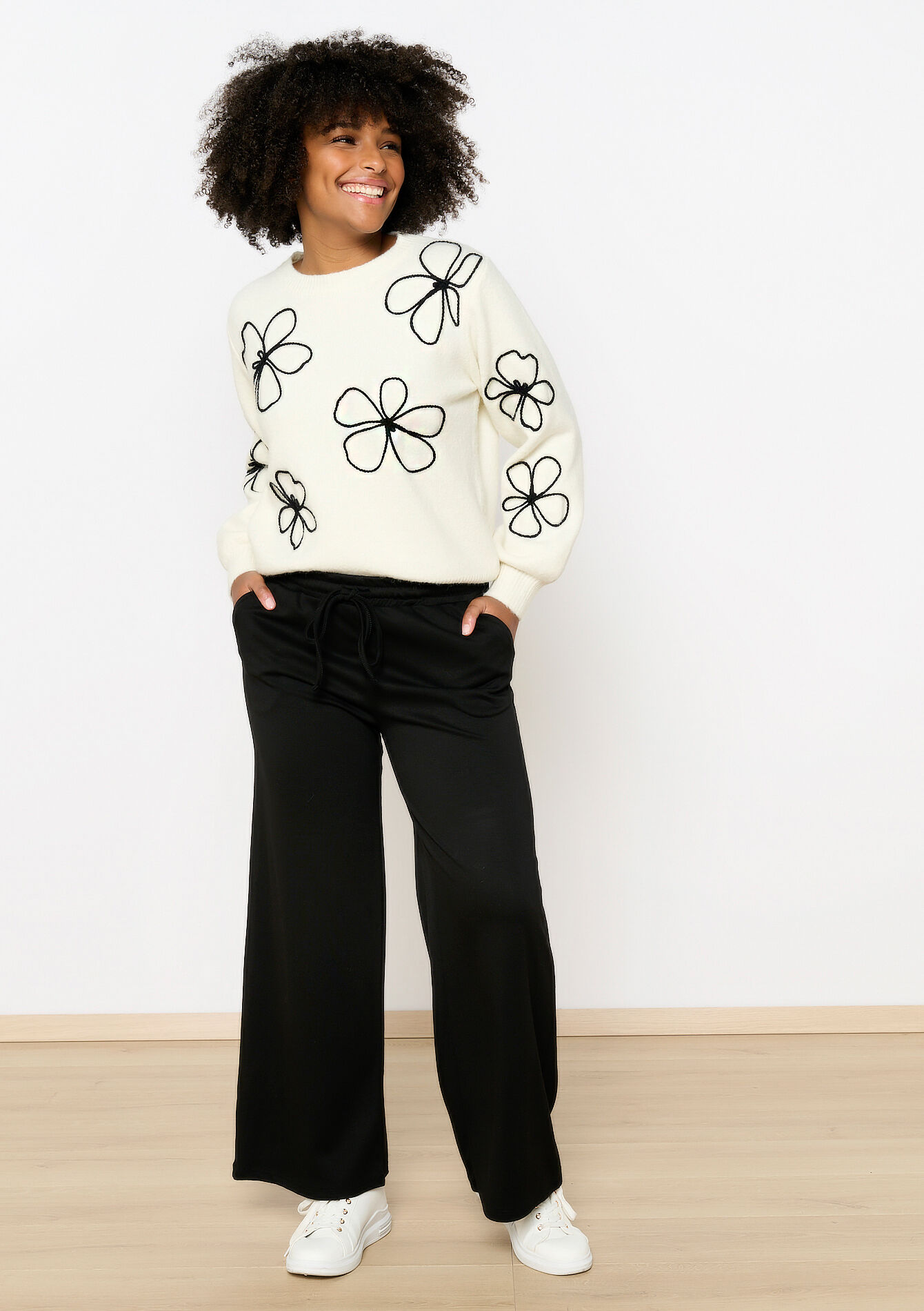 Pull avec fleurs brodées - VANILLA WHITE - 04006846_1013