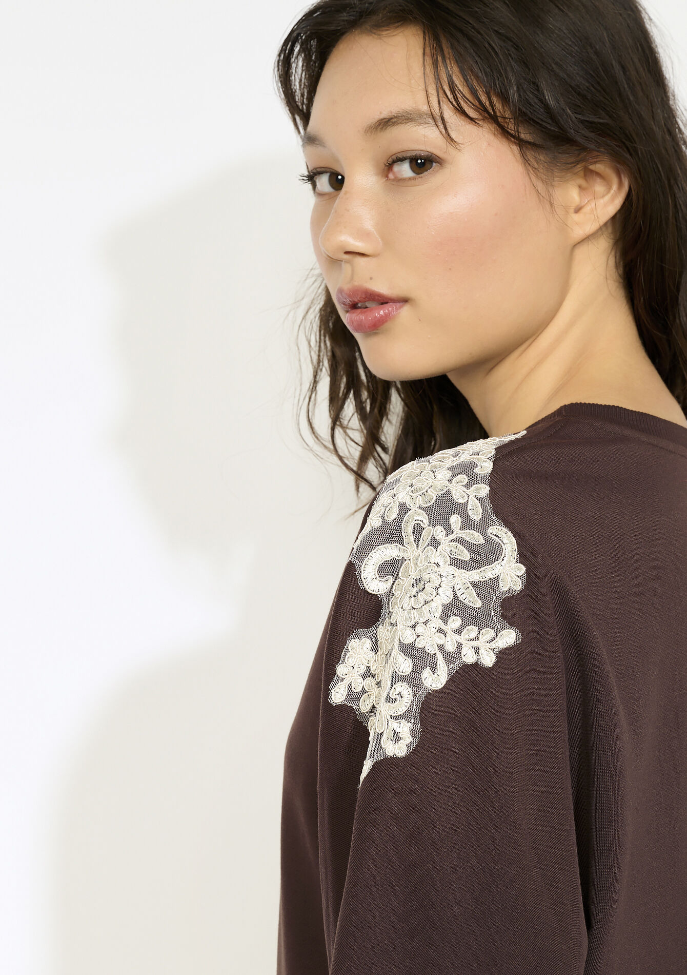 Sweater met kant op schouder - BROWN DARK CHOCOLATE - 03001819_3720