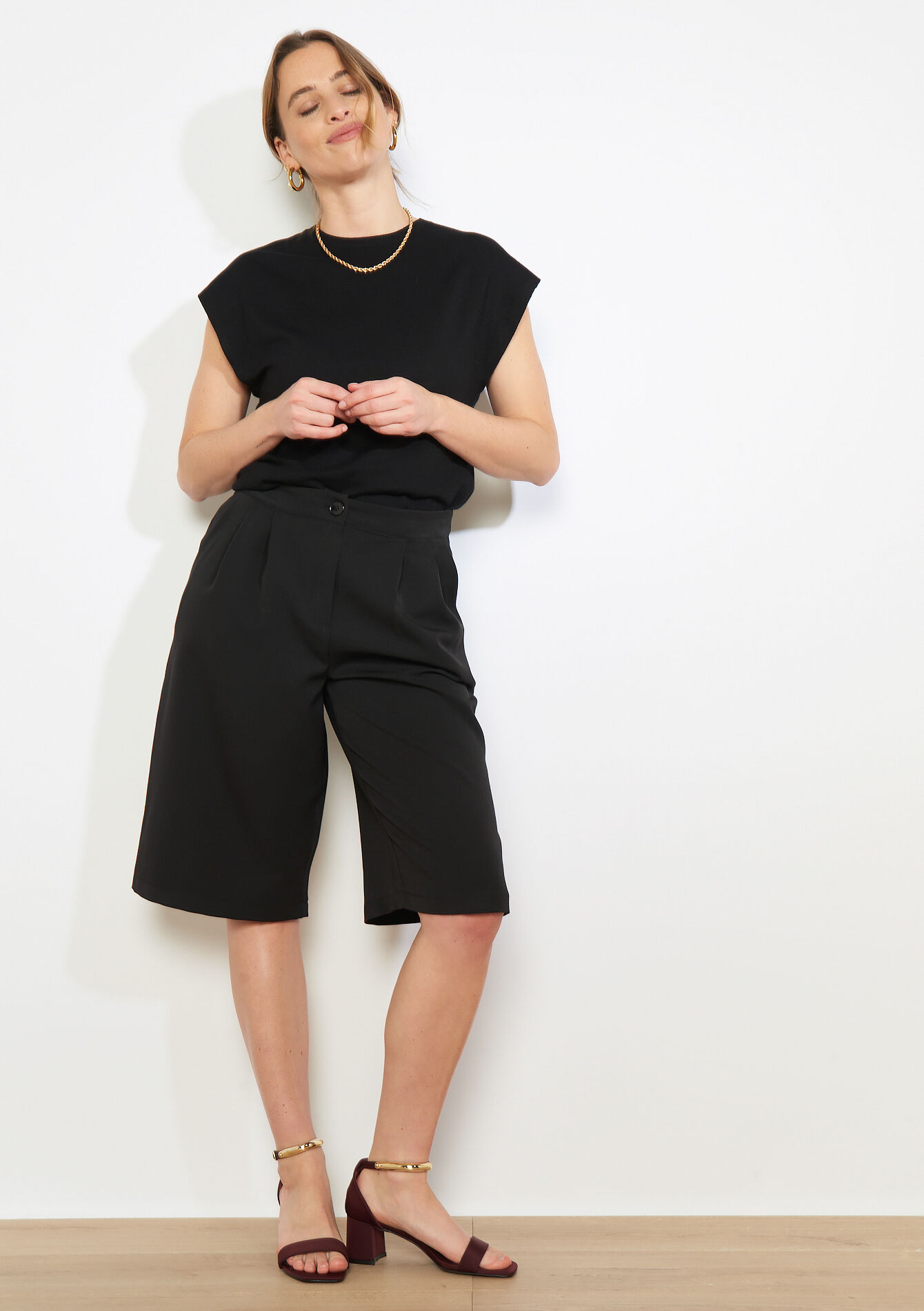 Fluid pleated bermuda shorts - BLACK - 06100796_1119