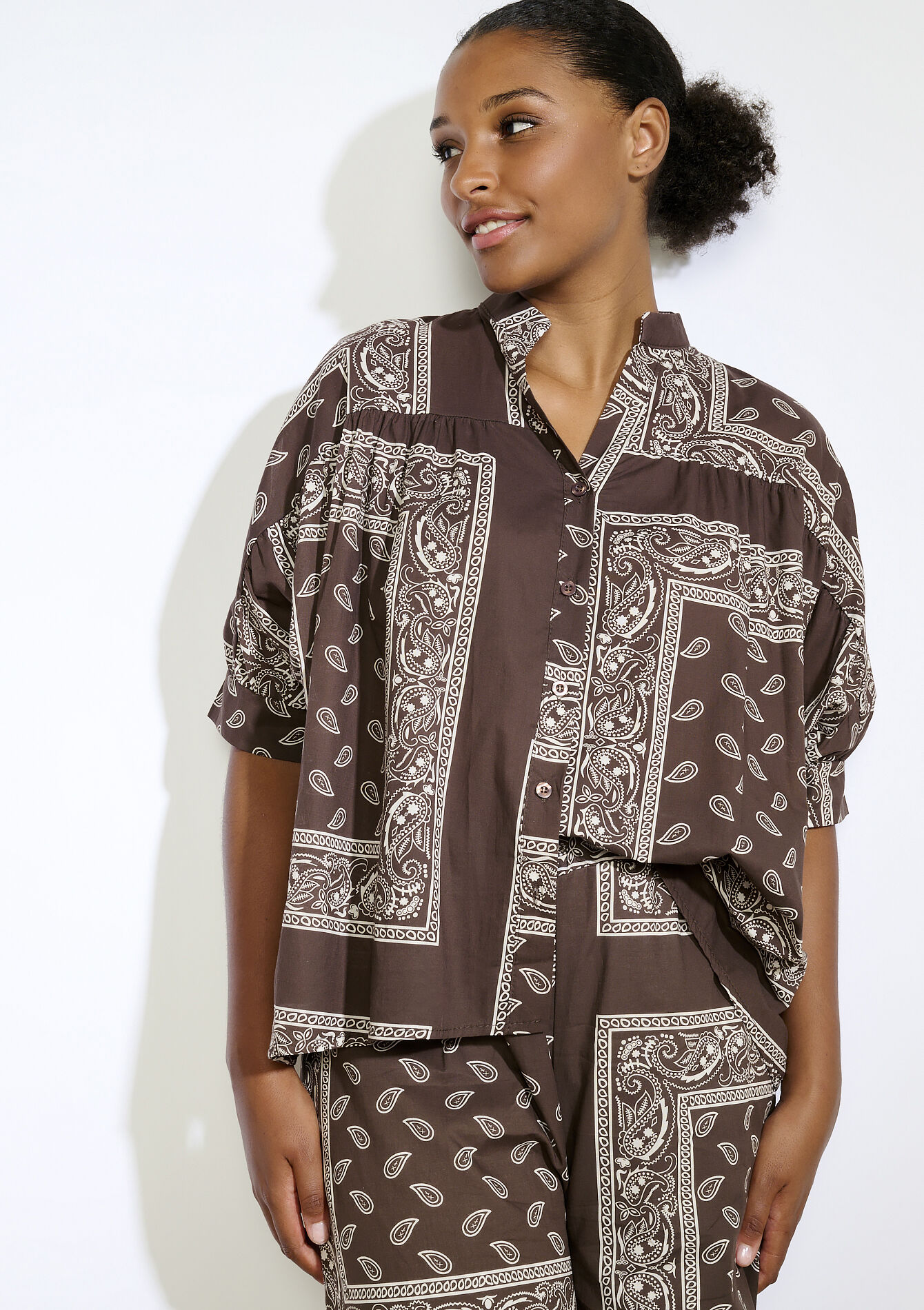 Oversized blouse met bandanaprint , Oversized blouse met bandanaprint - BROWN DARK CHOCOLATE - 05702928_3720