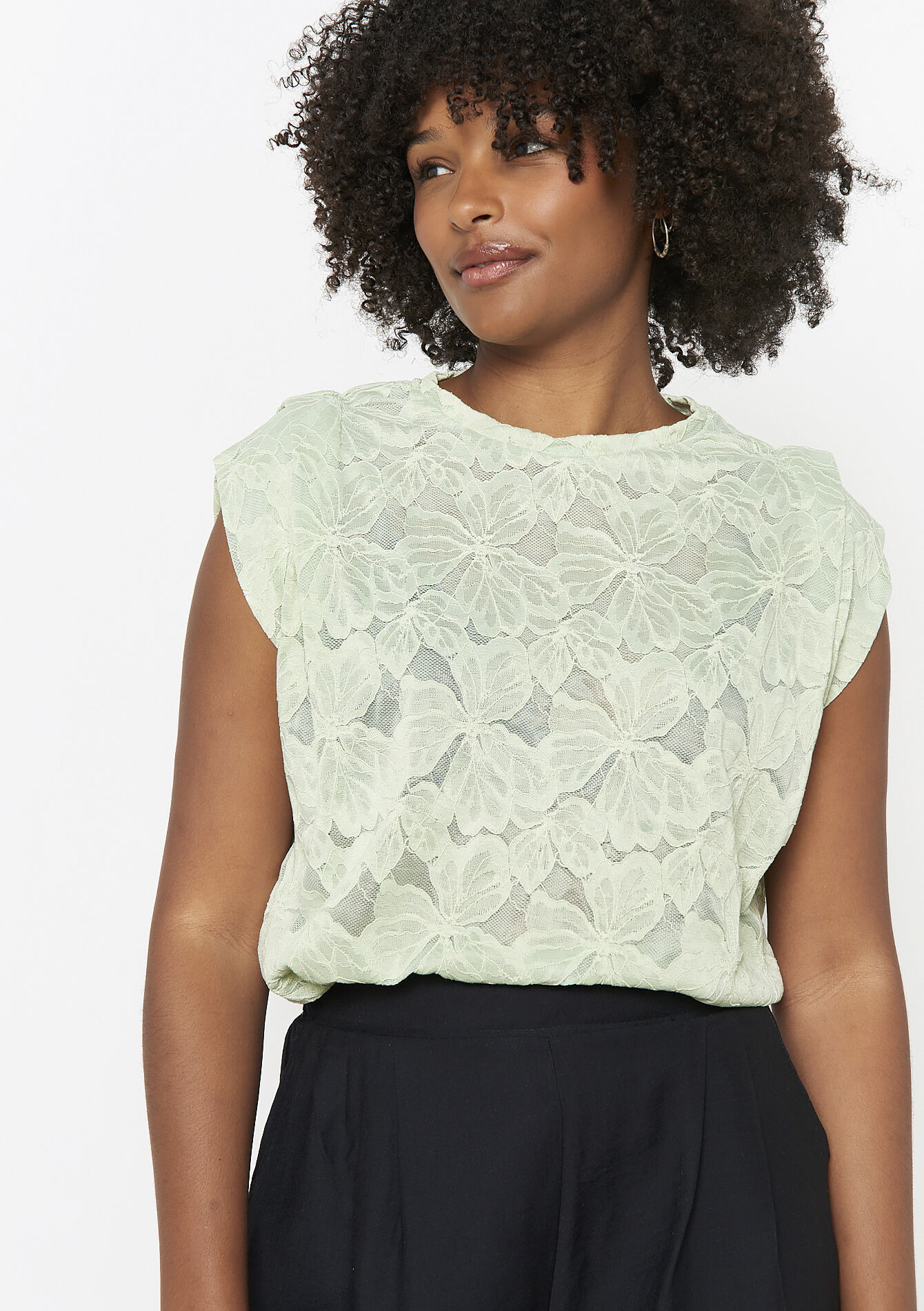 Kanten top met opengewerkte bloemen - ALMOND GREEN - 02200489