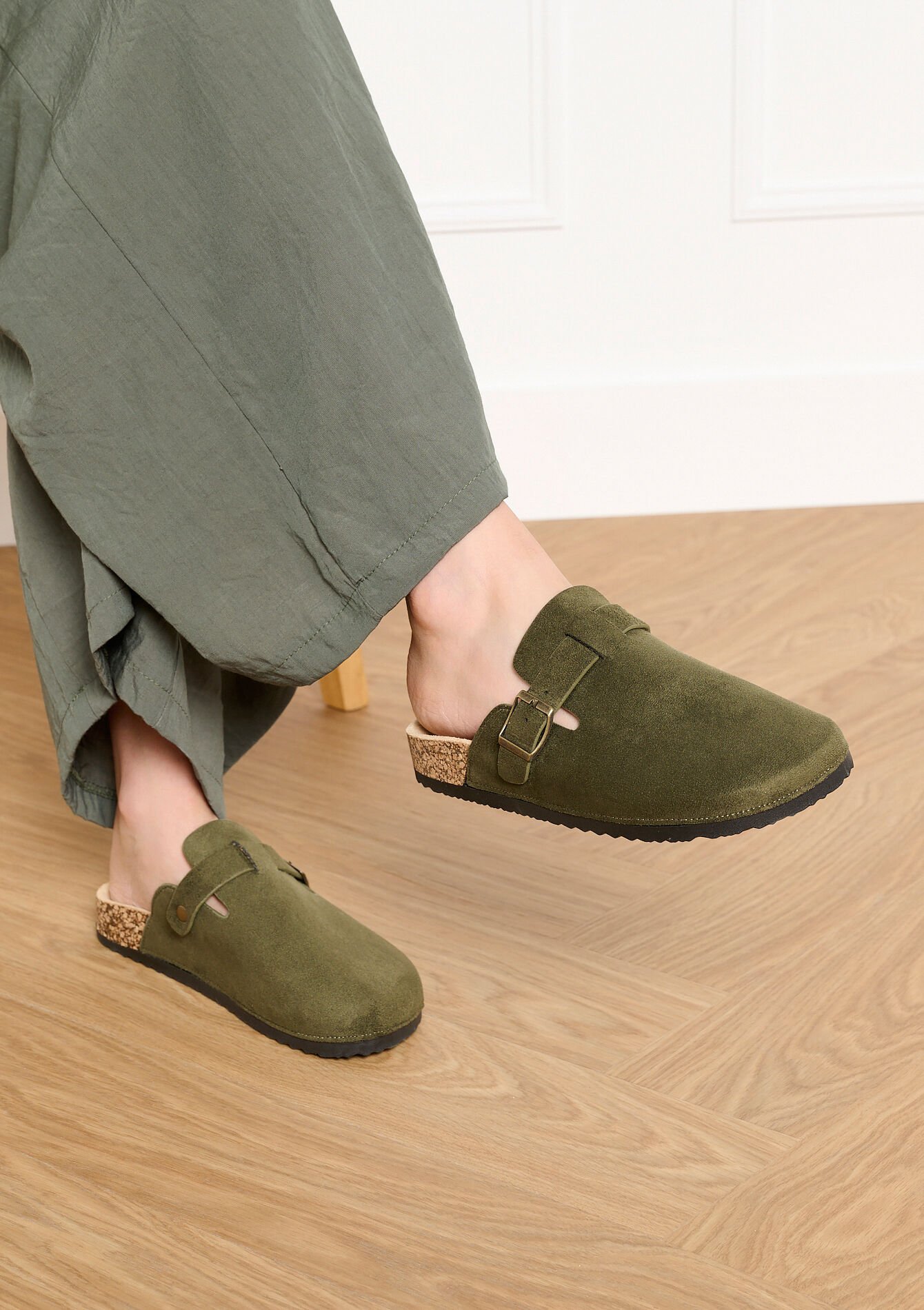 Suede mules met gespdetail, , front