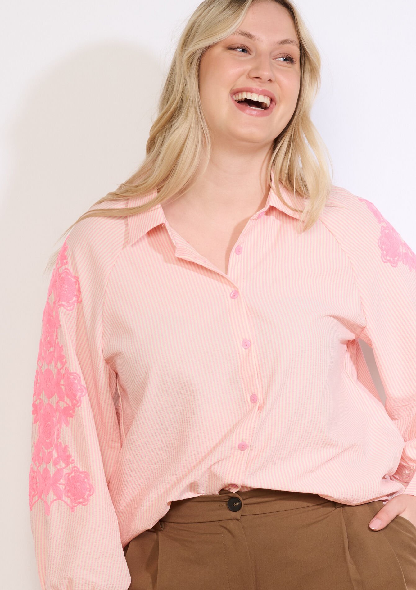 Losvallende blouse met borduursels - PASTEL PEACH - 05703032_1974