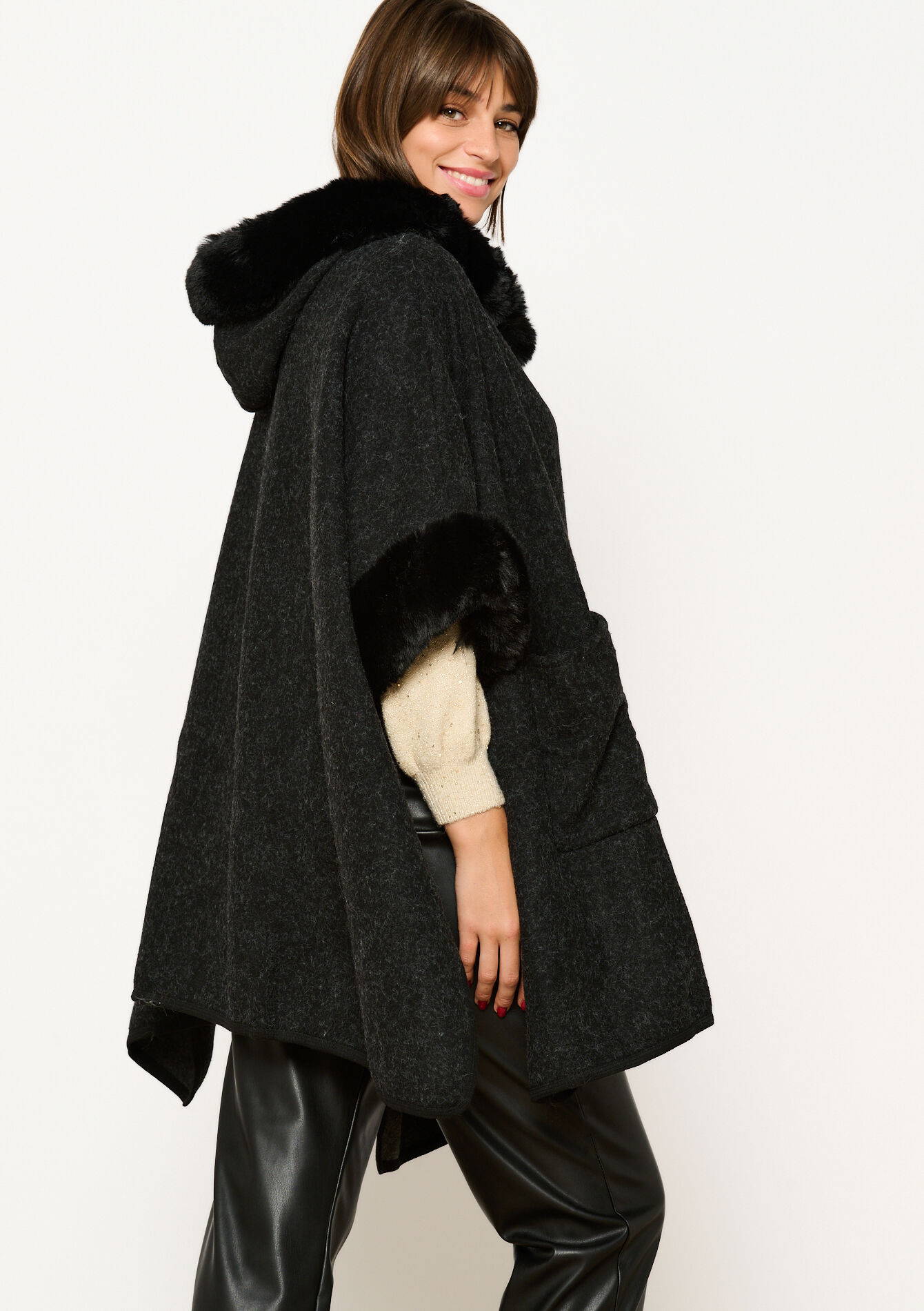 Poncho met fluffy capuchon - BLACK - 1120142