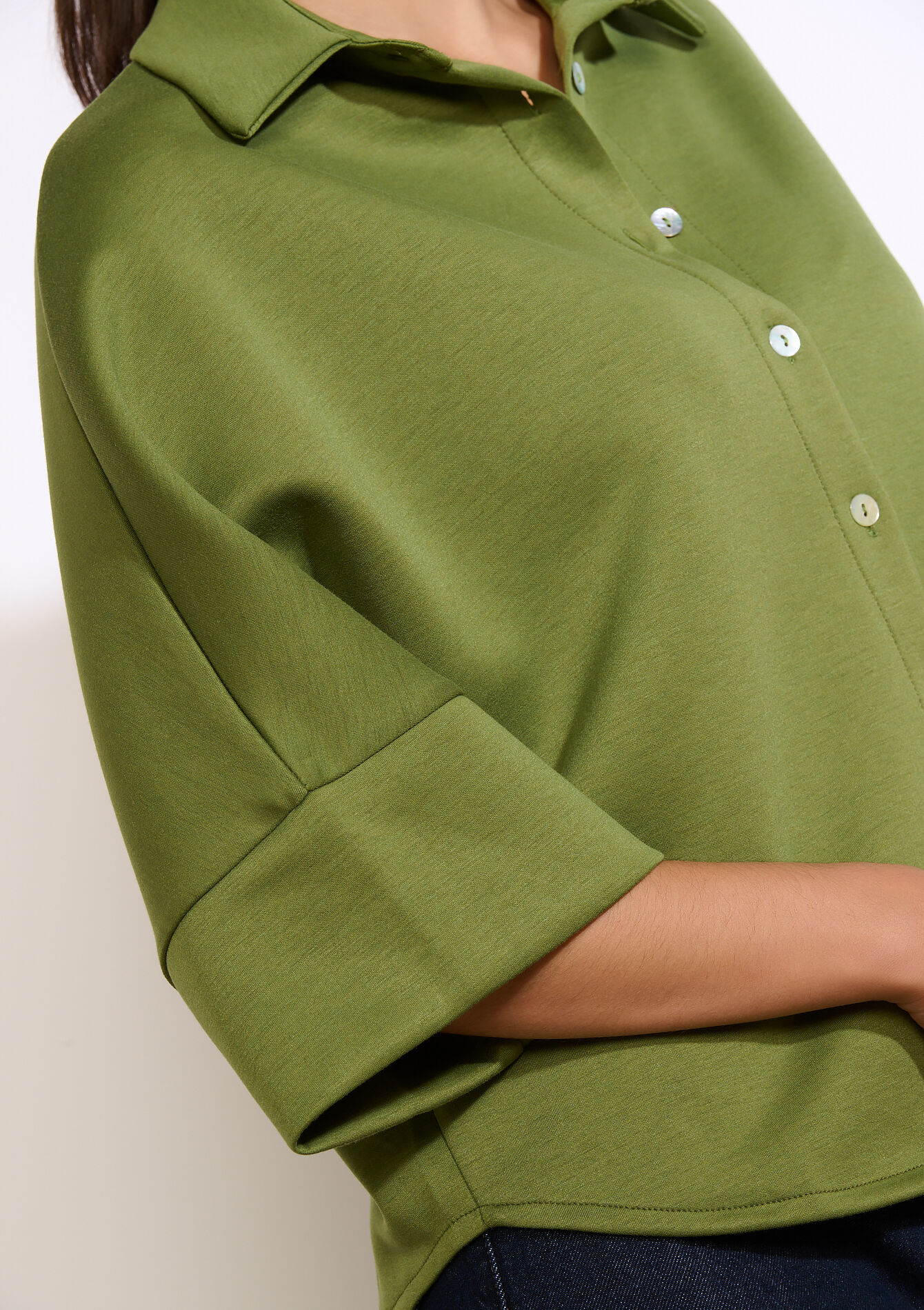 Losvallende polo met knopen - OLIVE KAKHI - 02301968_1884