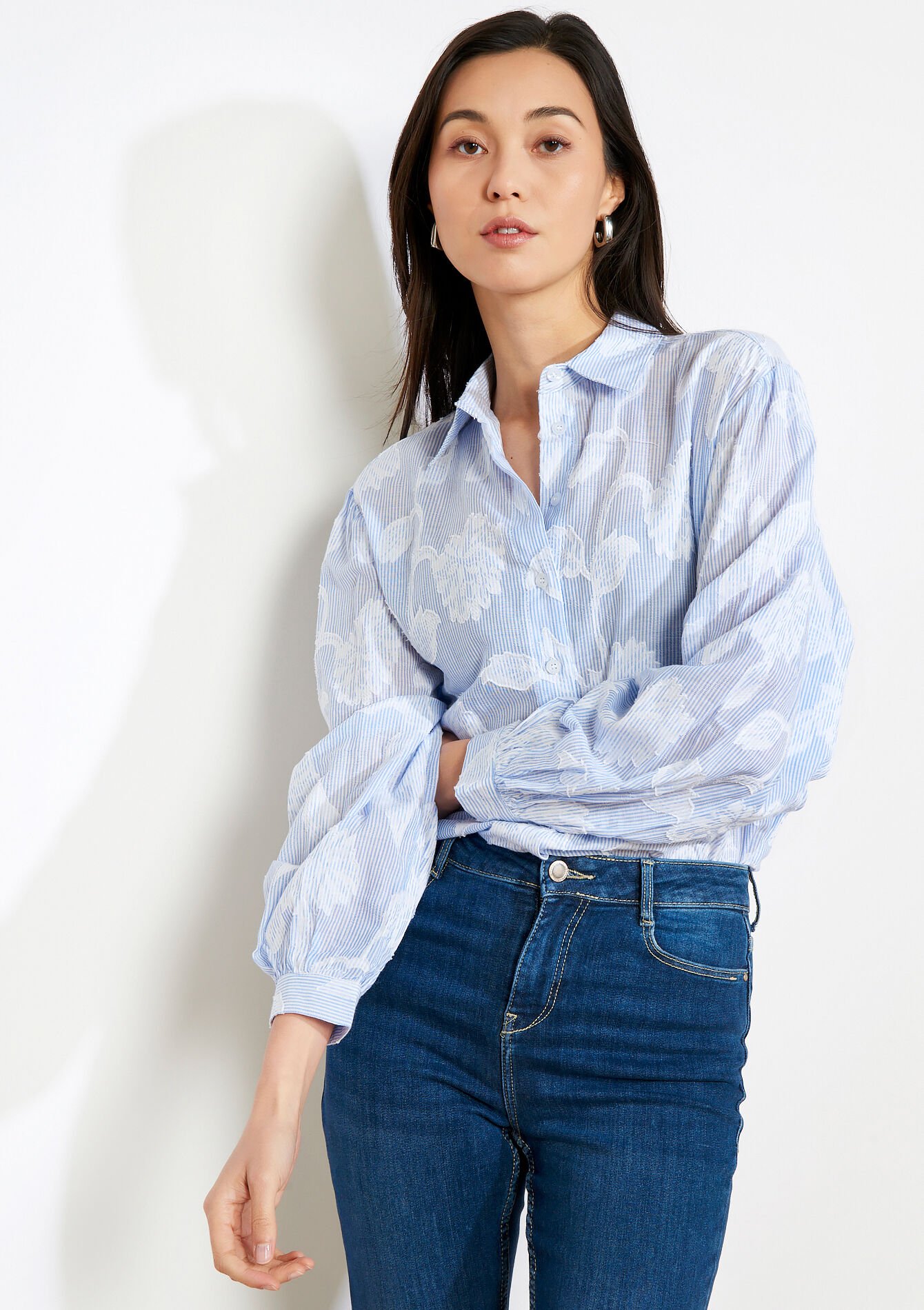 Blouse met bloemenborduursel - BLUE PASTEL - 05702876_3003