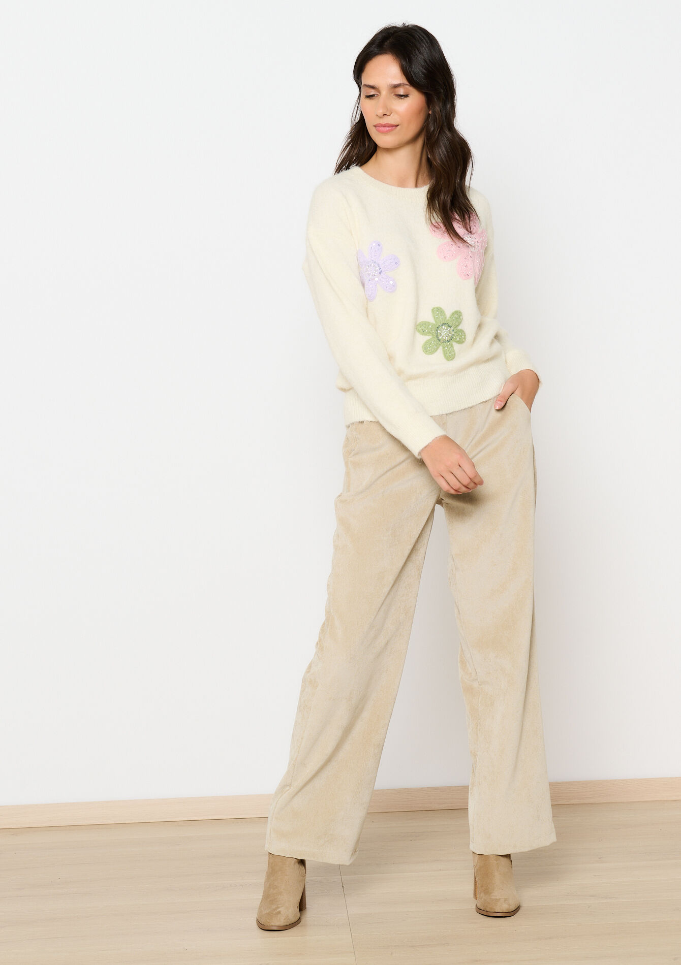 Pullover with stitched flowers - VANILLA WHITE - 04006618_1013