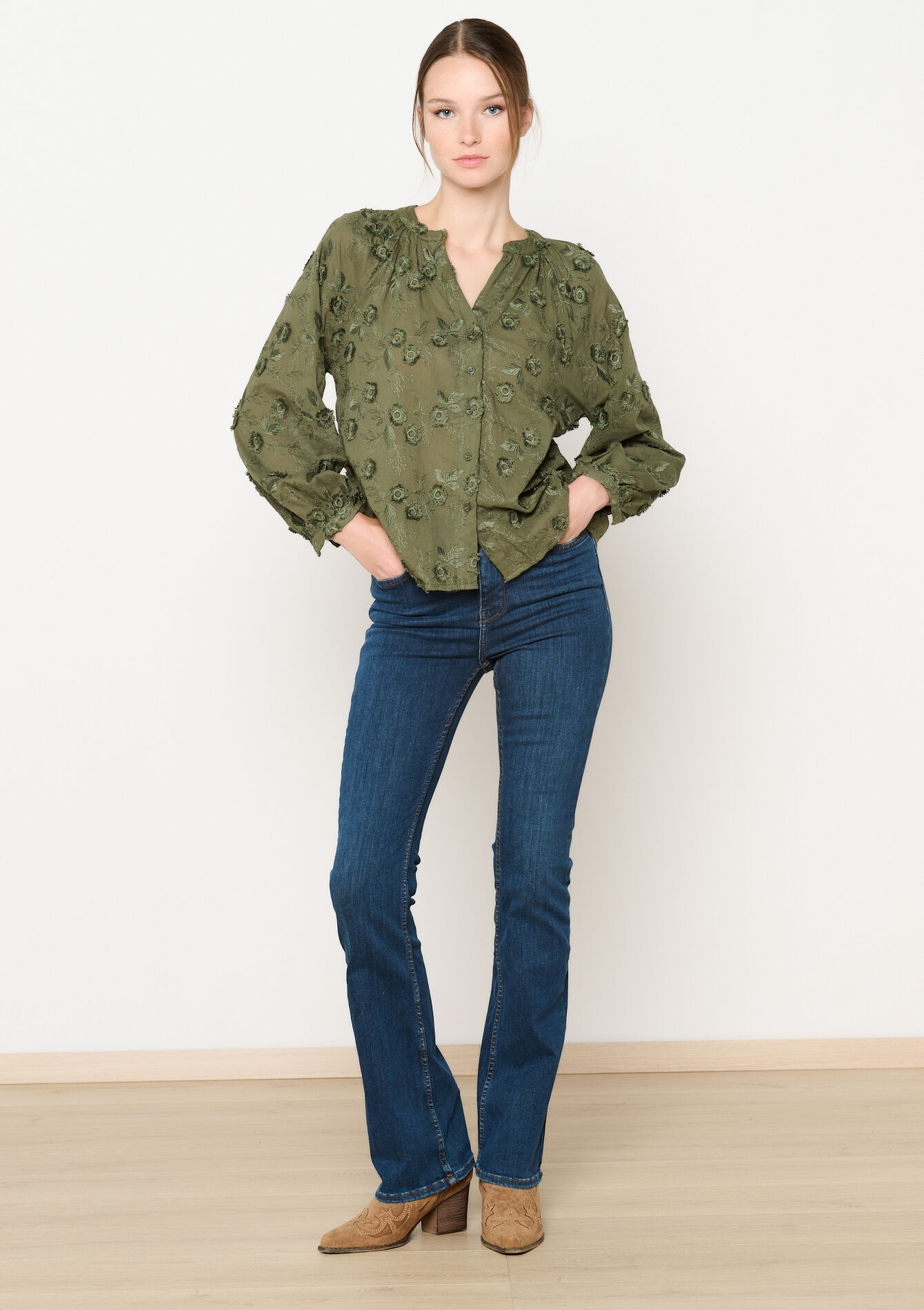 Hemd met geborduurde bloemen - KHAKI MED - 05702612_4327