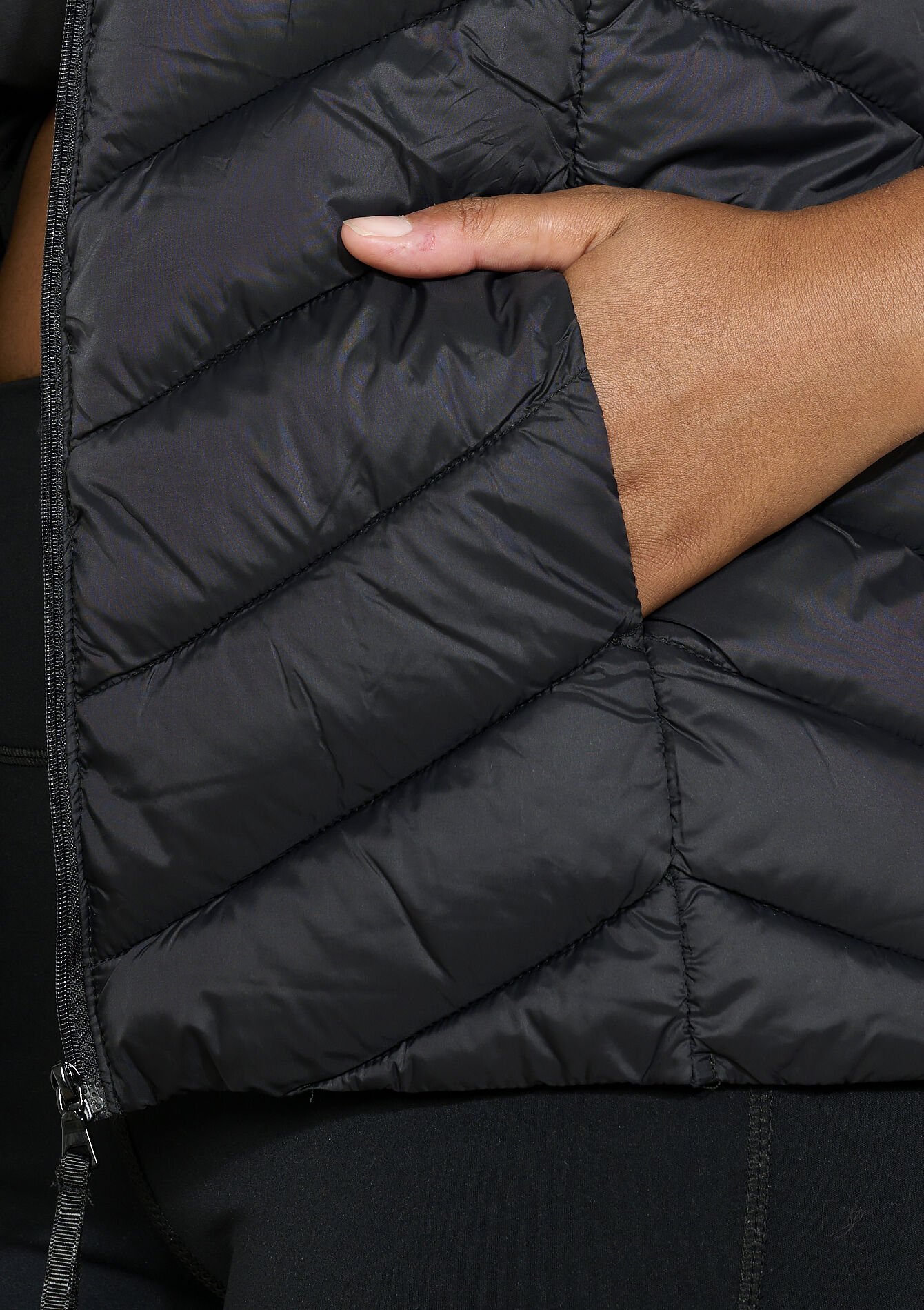 Mouwloze donsjas met capuchon, Mouwloze donsjas met capuchon - BLACK - 15000525_1119