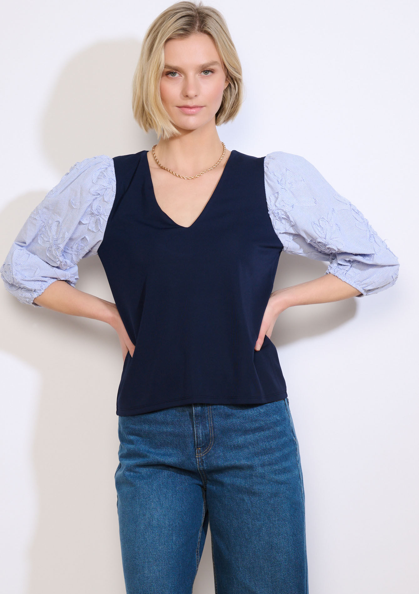 Blouse met geborduurde mouwen - NAVY BASIC - 02302000