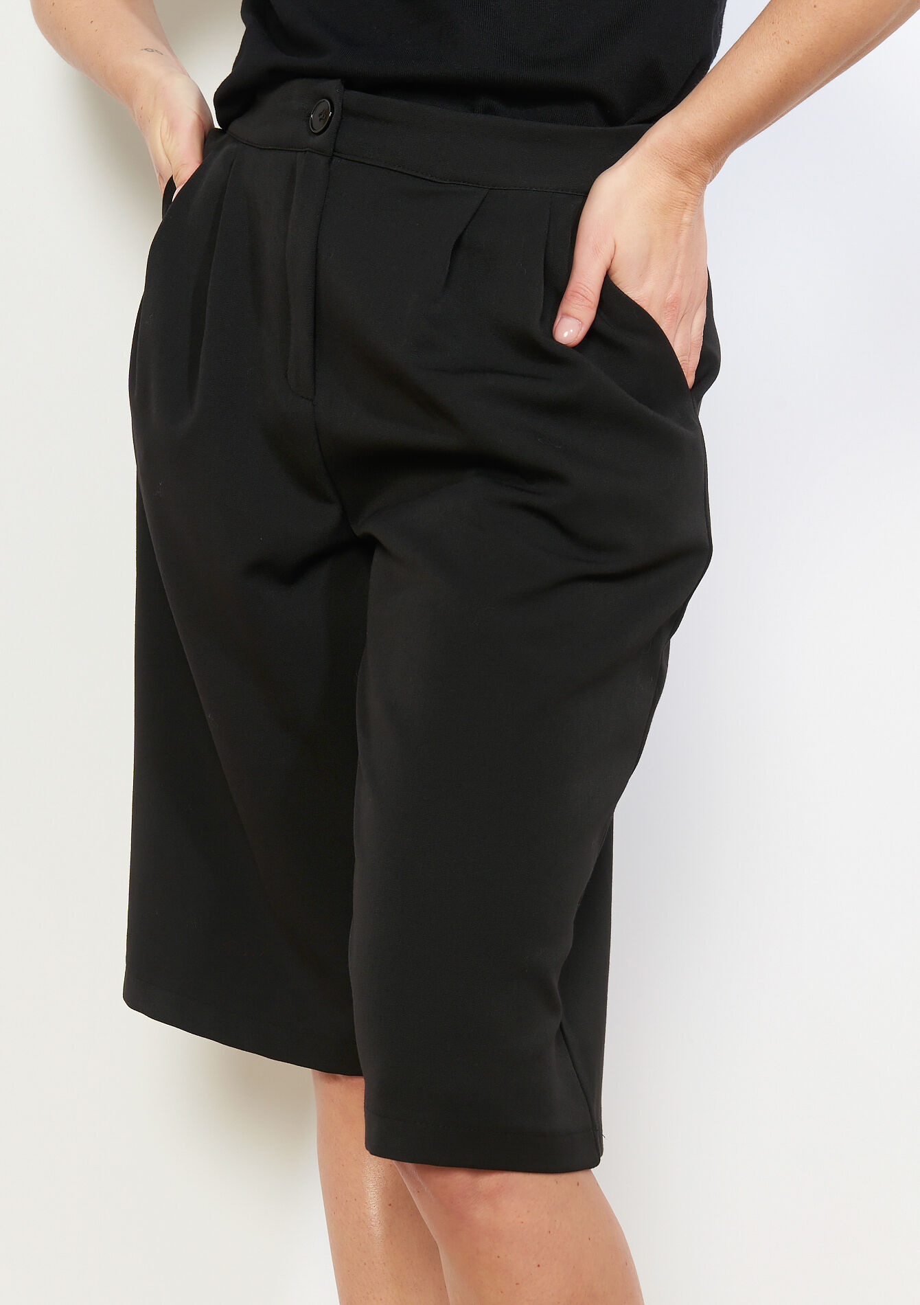 Fluid pleated bermuda shorts - BLACK - 06100796_1119