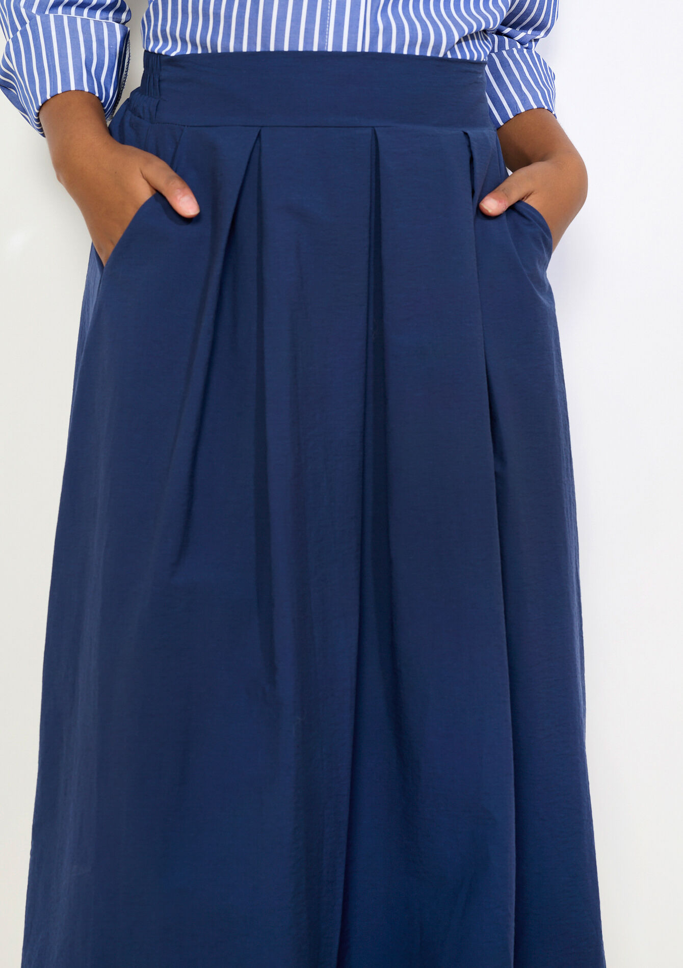 Structured pleated midi skirt - NAVY BASIC - 07101496_2723