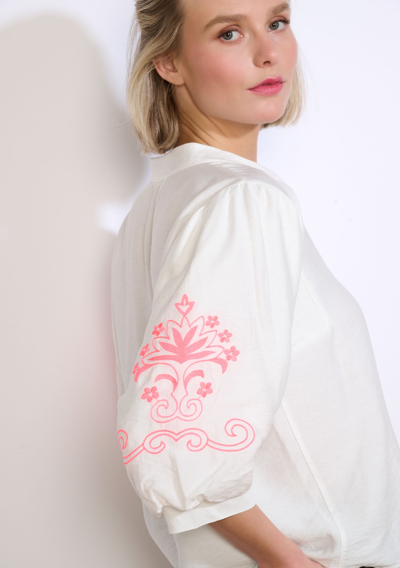 Hemd met geborduurde mouwen, Hemd met geborduurde mouwen - VANILLA WHITE - 05703041_1013