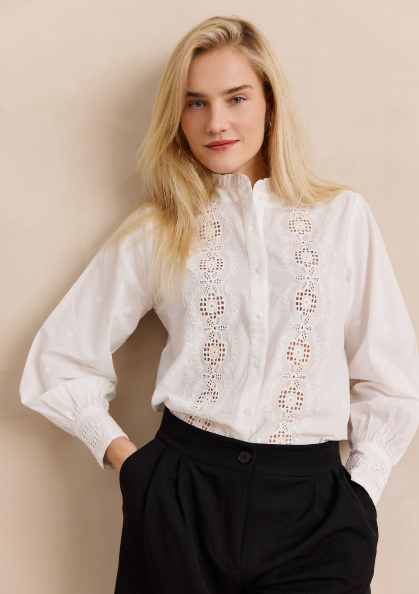 Elegante witte blouse met broderie, , back