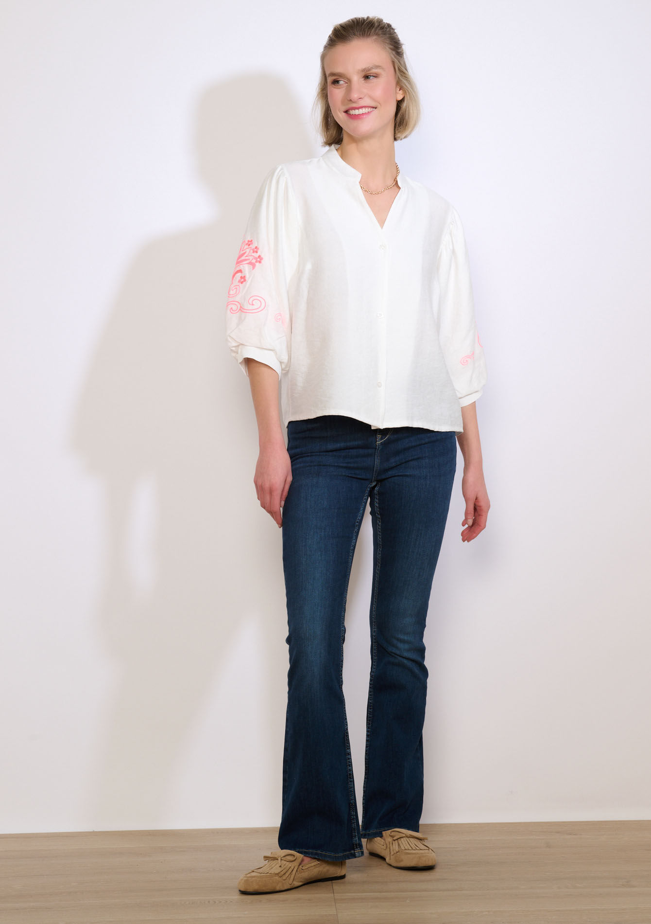 Hemd met geborduurde mouwen, Hemd met geborduurde mouwen - VANILLA WHITE - 05703041_1013