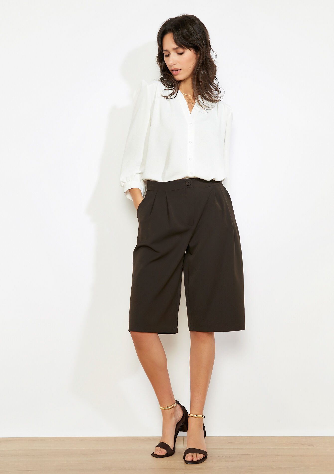 Soepele bermuda met plooien - BROWN DARK CHOCOLATE - 06100796_3720