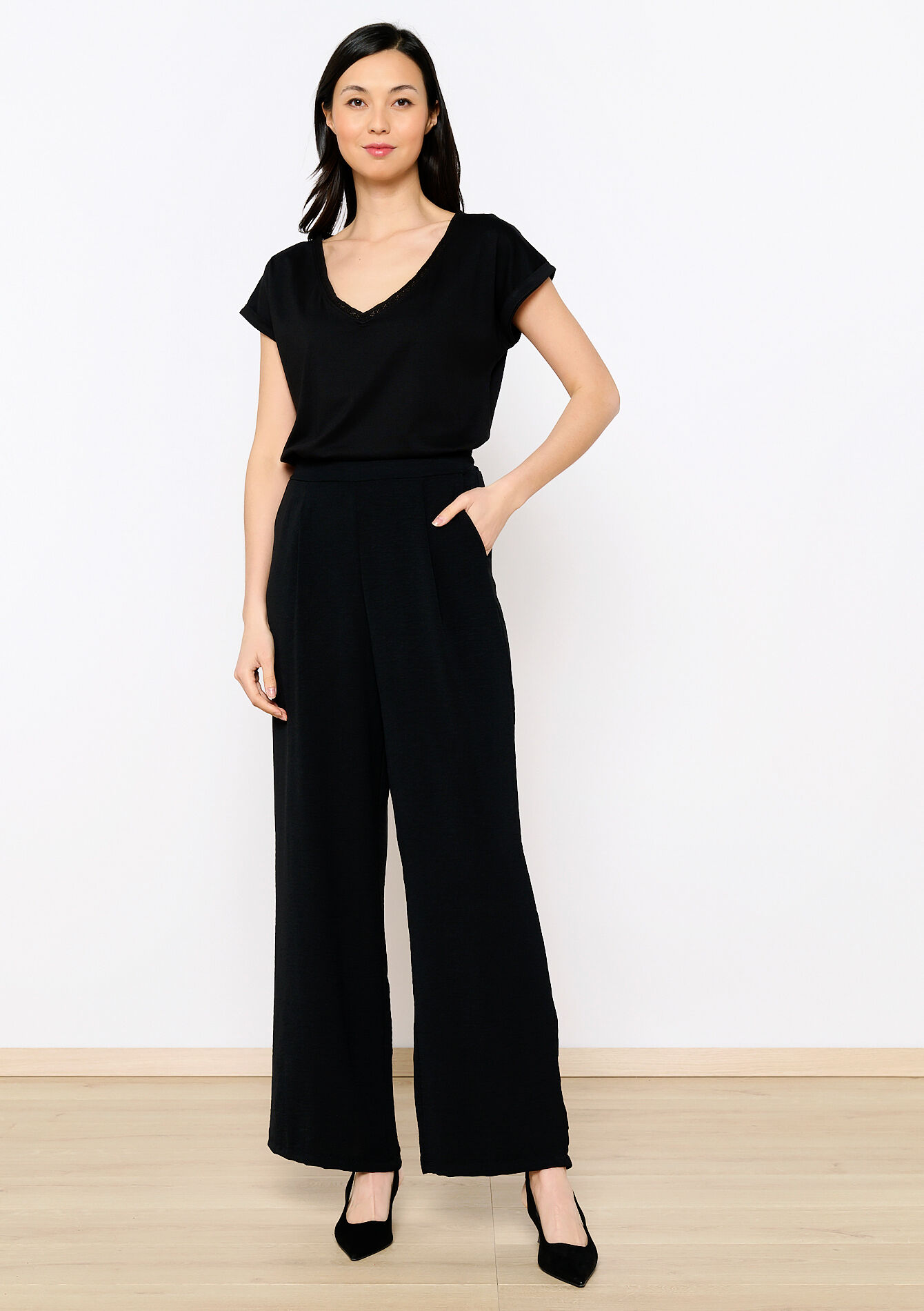 Basic T-shirt with V-neck, Basic T-shirt with V-neck - BLACK - 02301518_1119