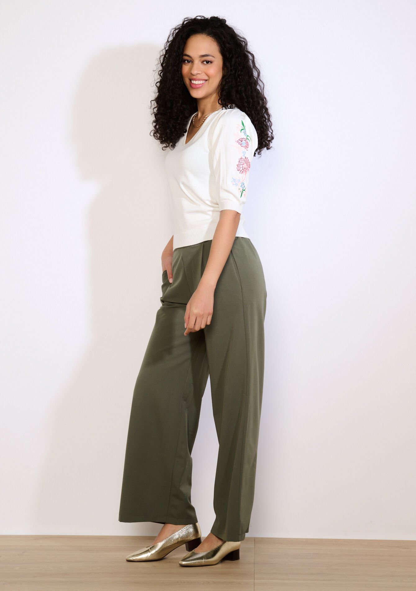 Trui met geborduurde bloemen - OFFWHITE - 04007221_1001