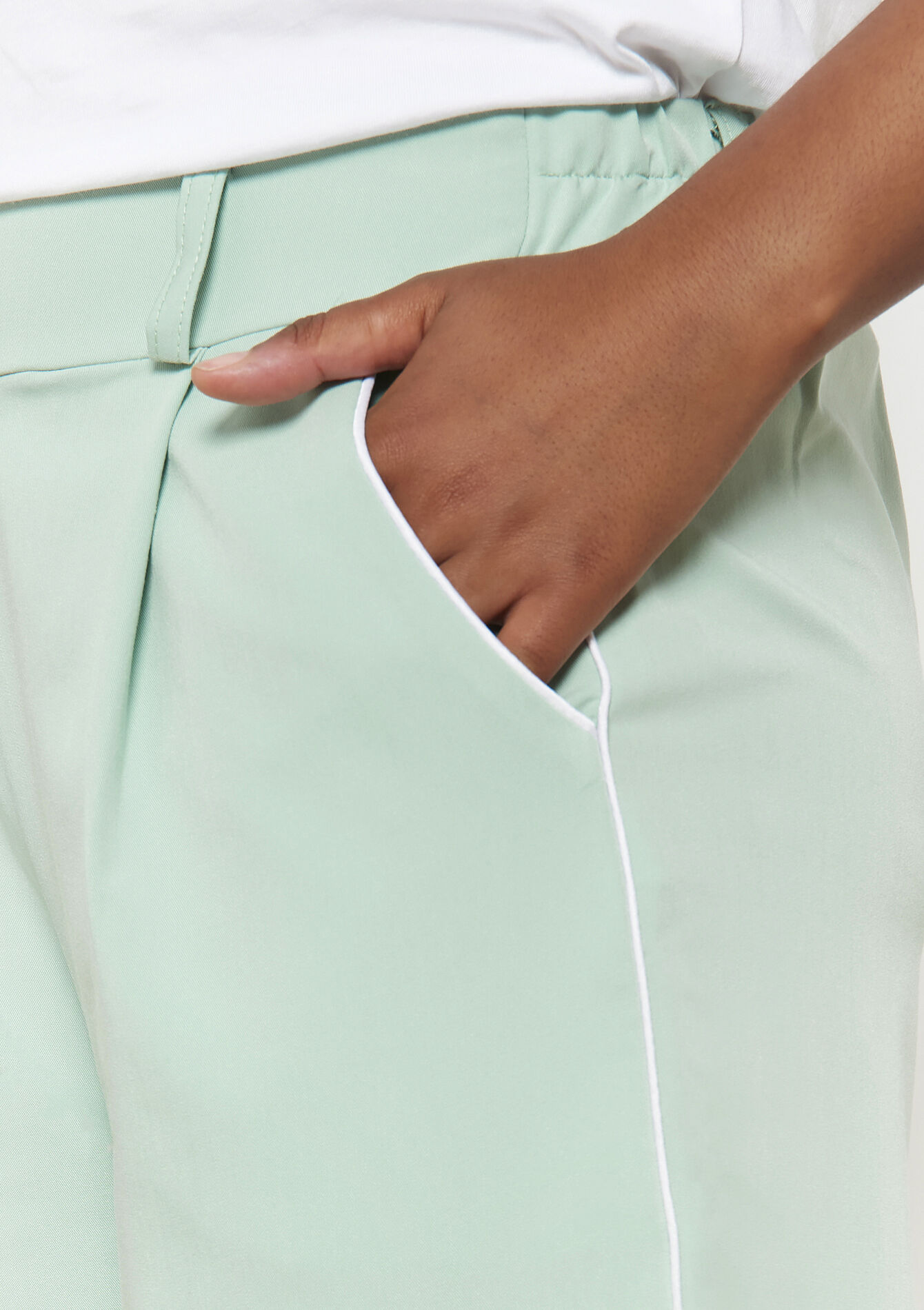 Soepelvallende contrastbroek, Soepelvallende contrastbroek - ALMOND GREEN - 06600967_1724