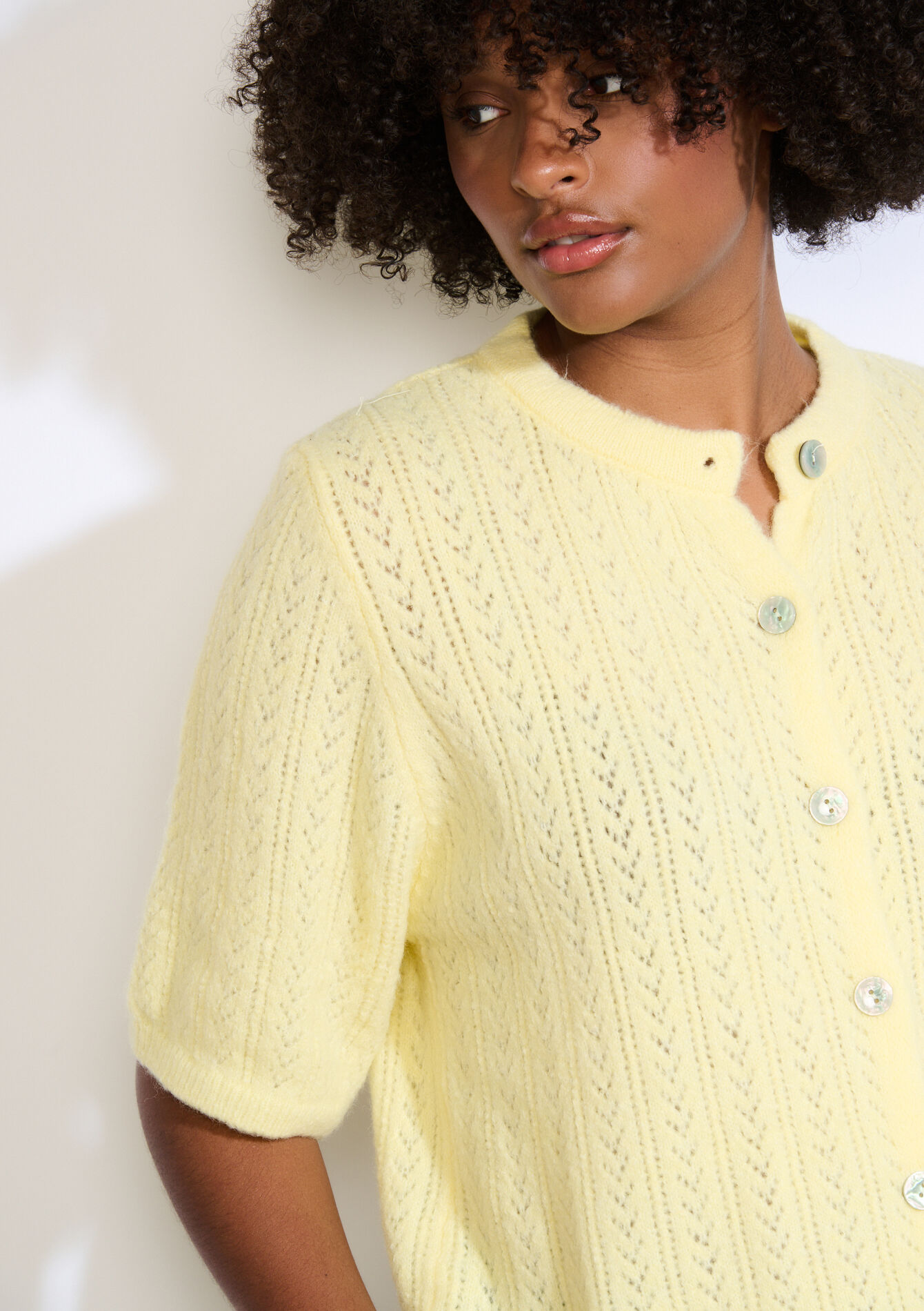 Fijngebreden vestje met kortmouwen , Fijngebreden vestje met kortmouwen - YELLOW PASTEL - 04101335_5004