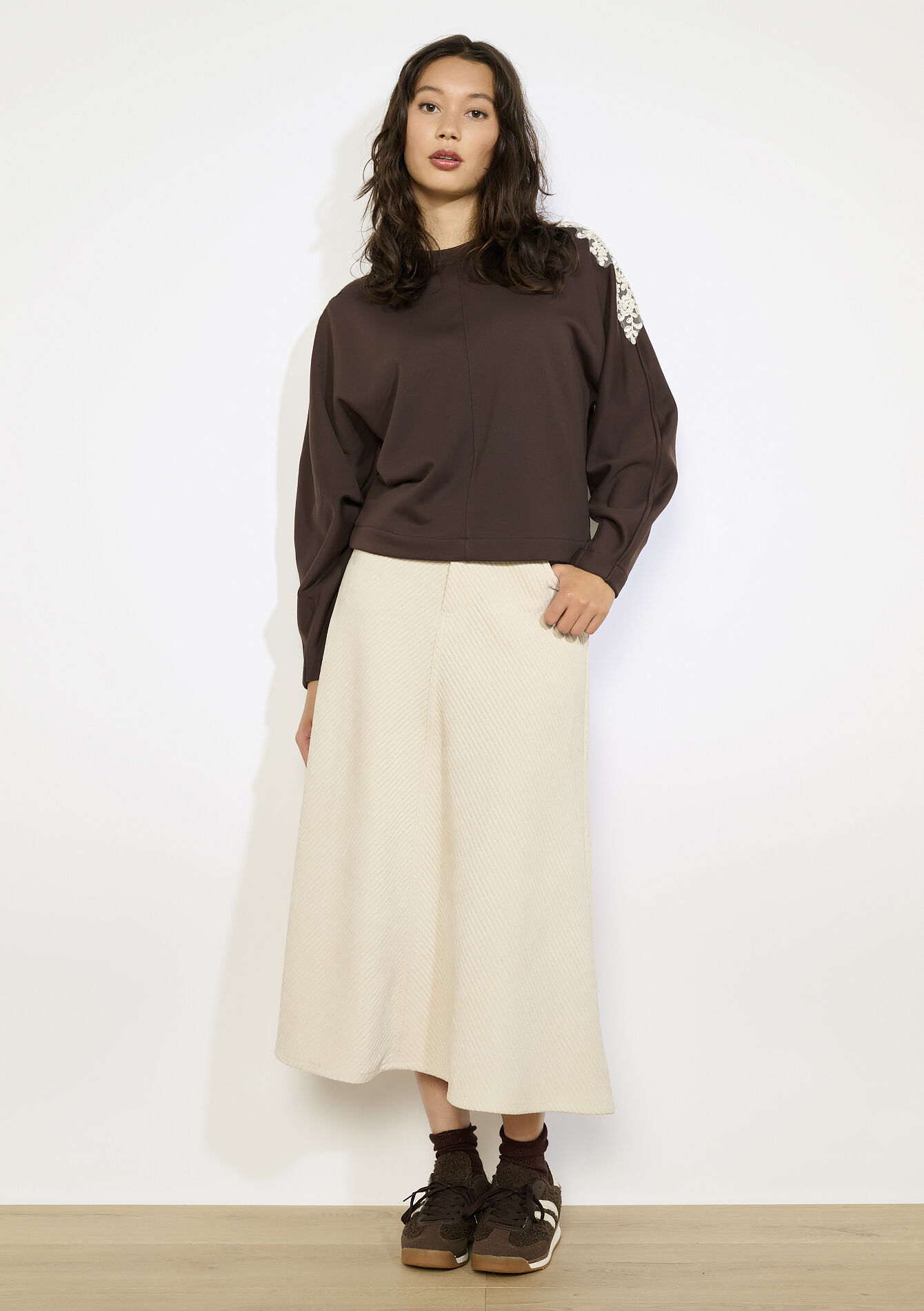 Sweater met kant op schouder - BROWN DARK CHOCOLATE - 03001819_3720