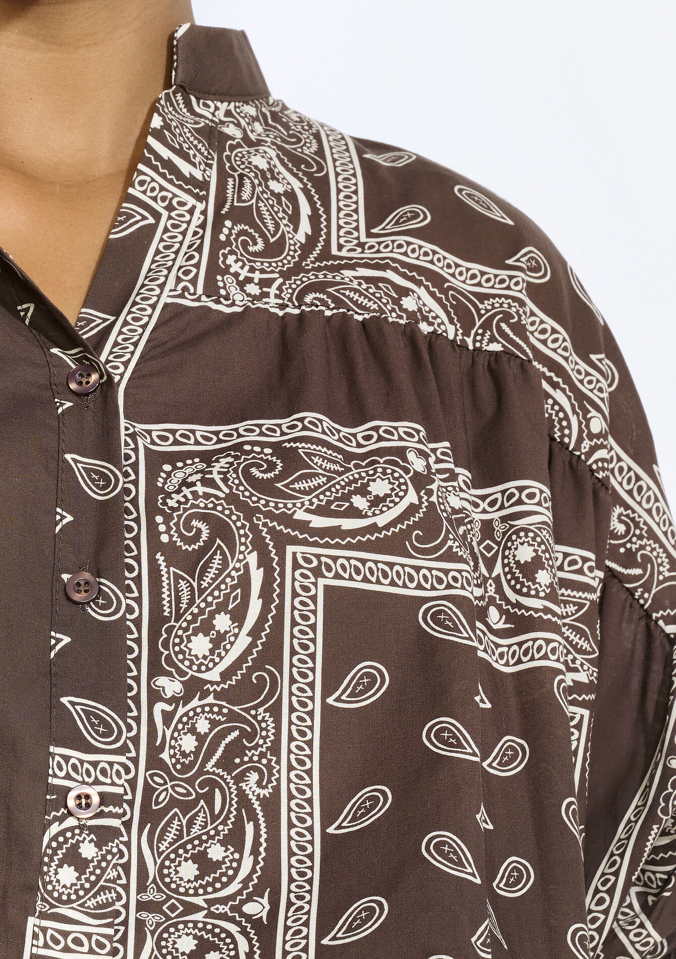 Oversized blouse met bandanaprint , Oversized blouse met bandanaprint - BROWN DARK CHOCOLATE - 05702928_3720