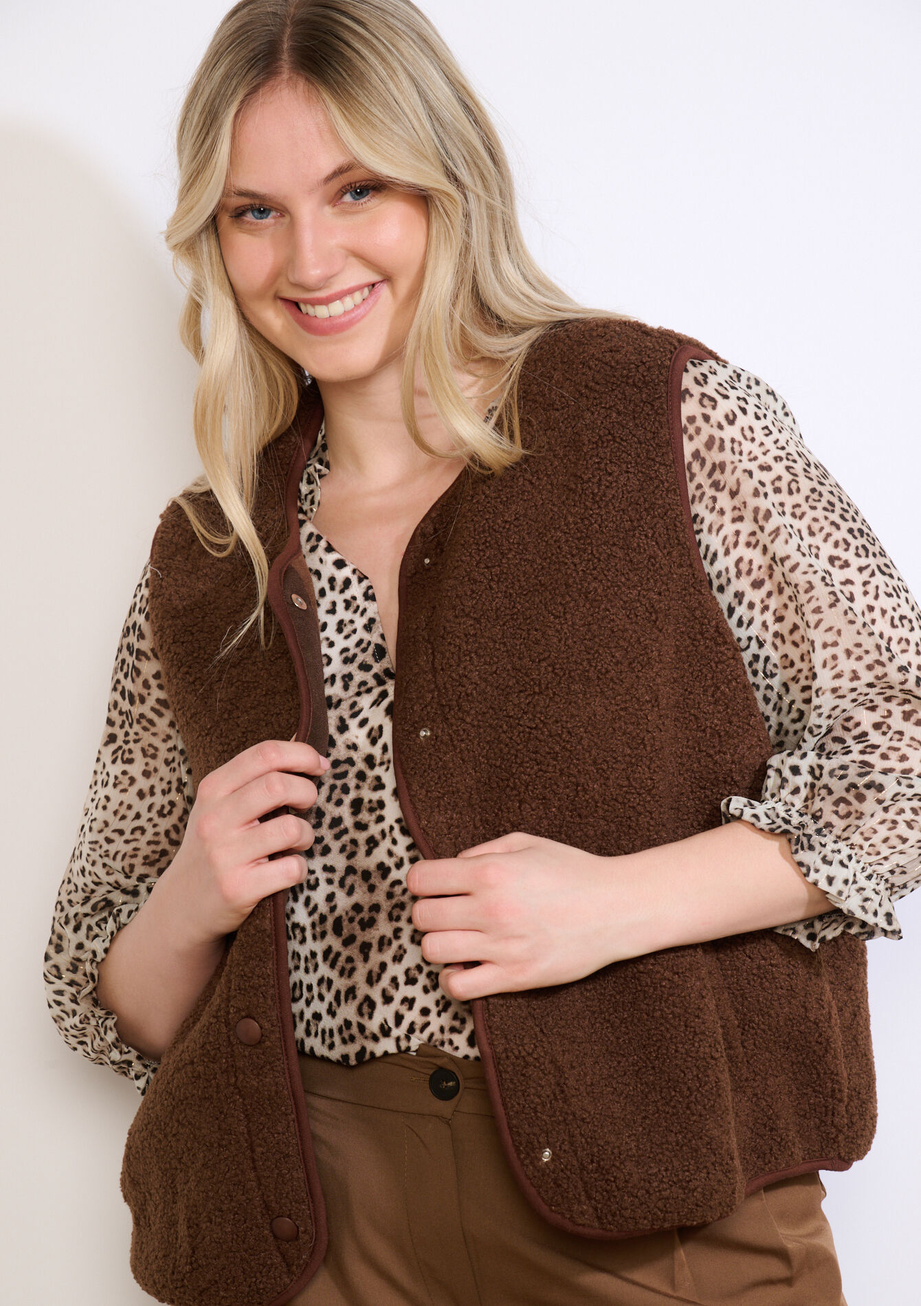 Mouwloos vest met textuur - BROWN COFFEE - 09001527_3717