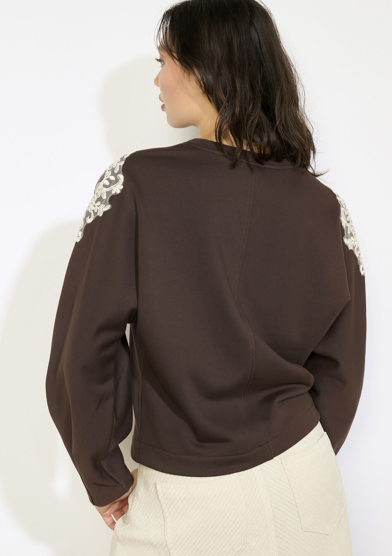 Sweater met kant op schouder - BROWN DARK CHOCOLATE - 03001819_3720