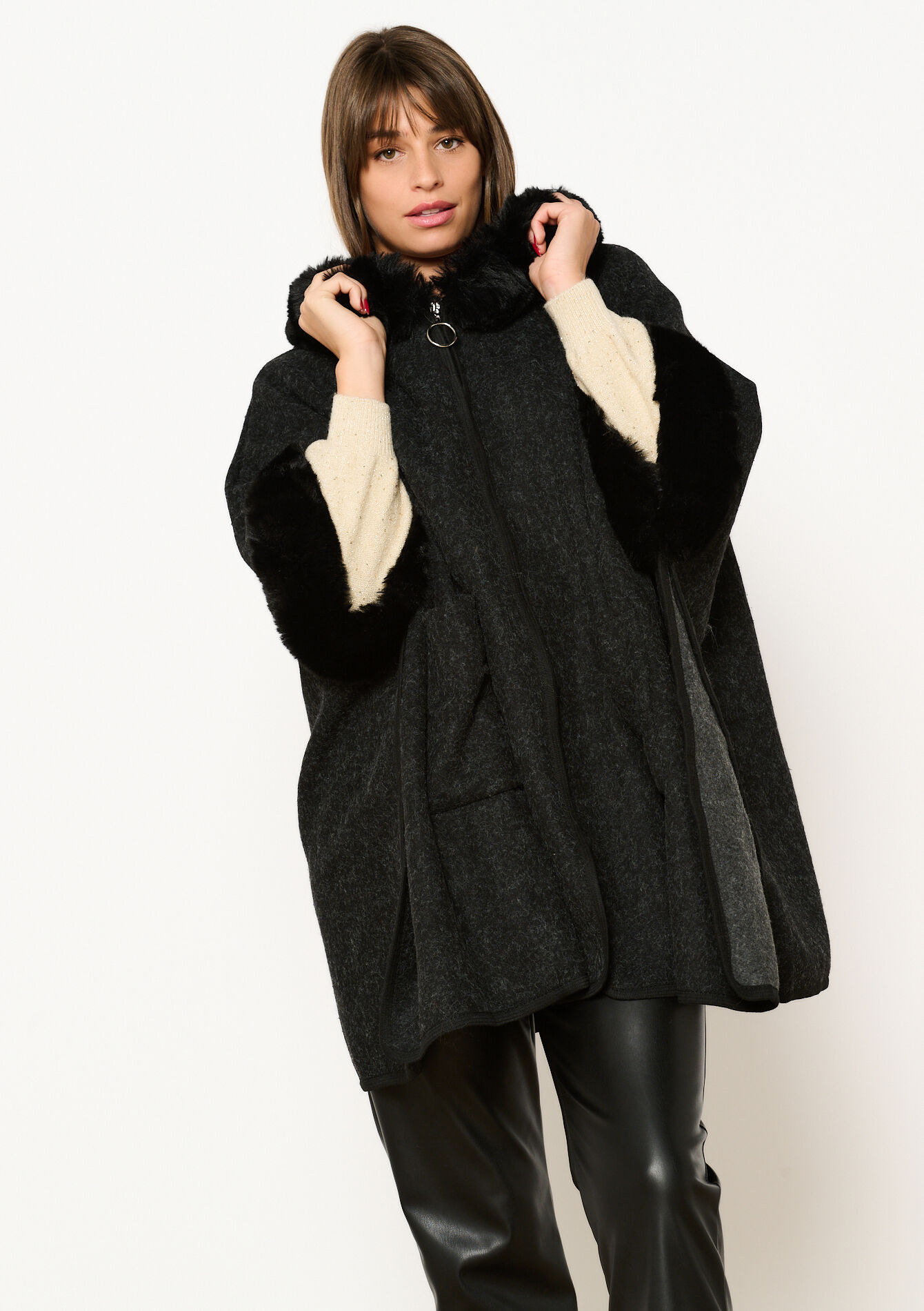 Poncho met fluffy capuchon - BLACK - 1120142