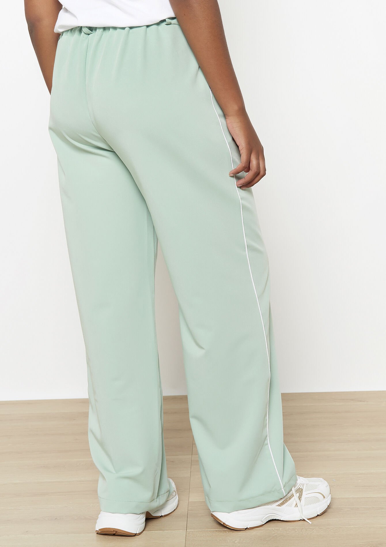 Soepelvallende contrastbroek, Soepelvallende contrastbroek - ALMOND GREEN - 06600967_1724