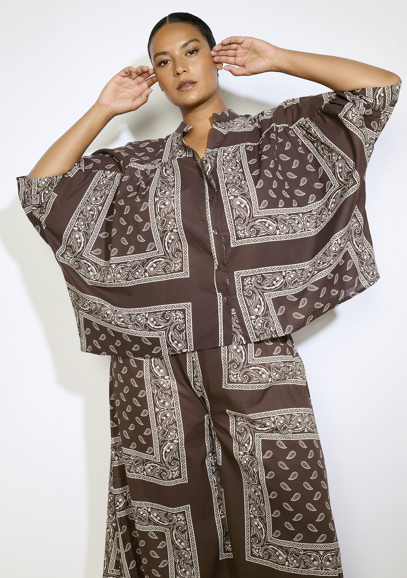 Oversized blouse met bandanaprint , Oversized blouse met bandanaprint - BROWN DARK CHOCOLATE - 05702928_3720
