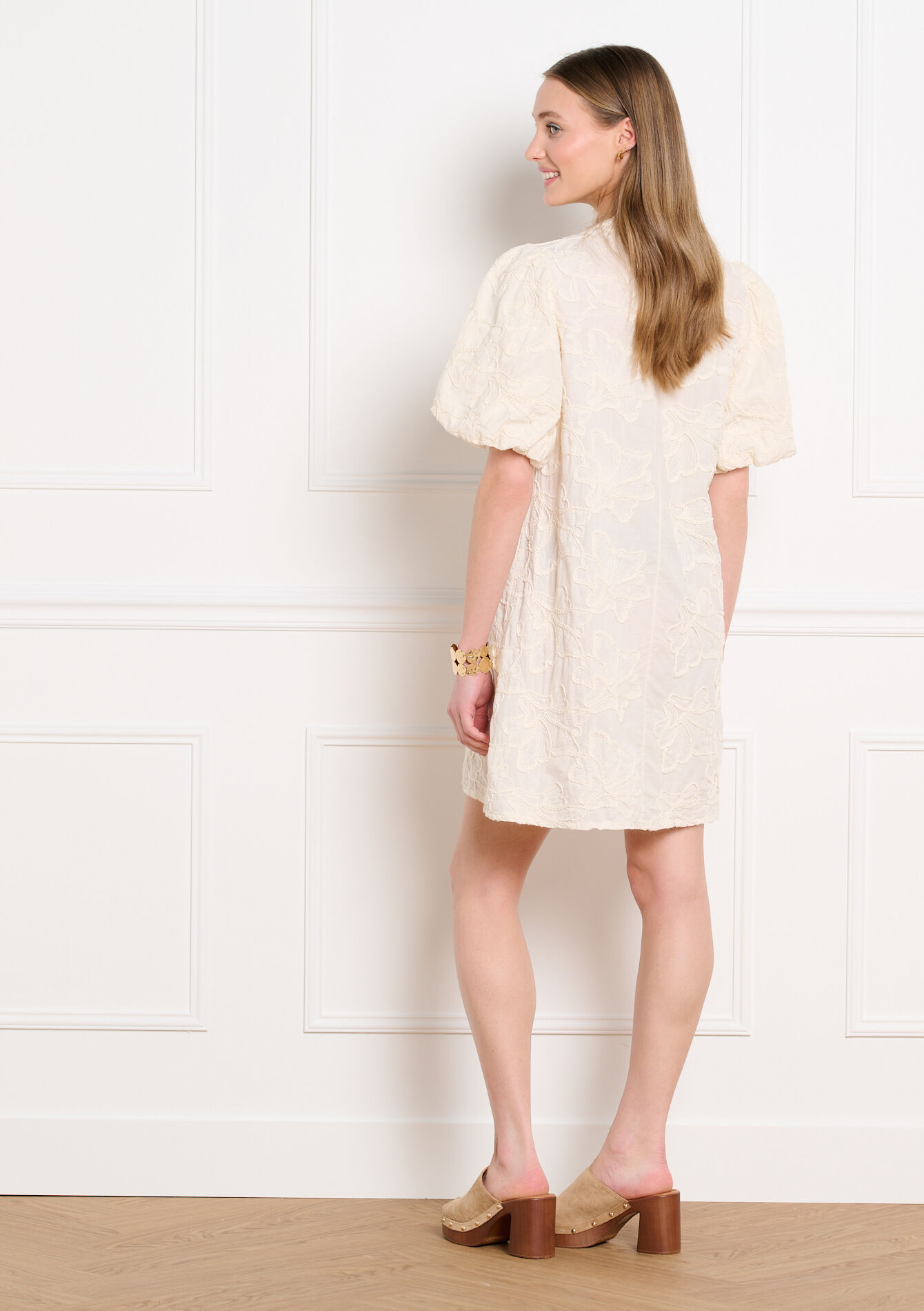 Korte geborduurde jurk - VANILLA WHITE - 08104483_1013