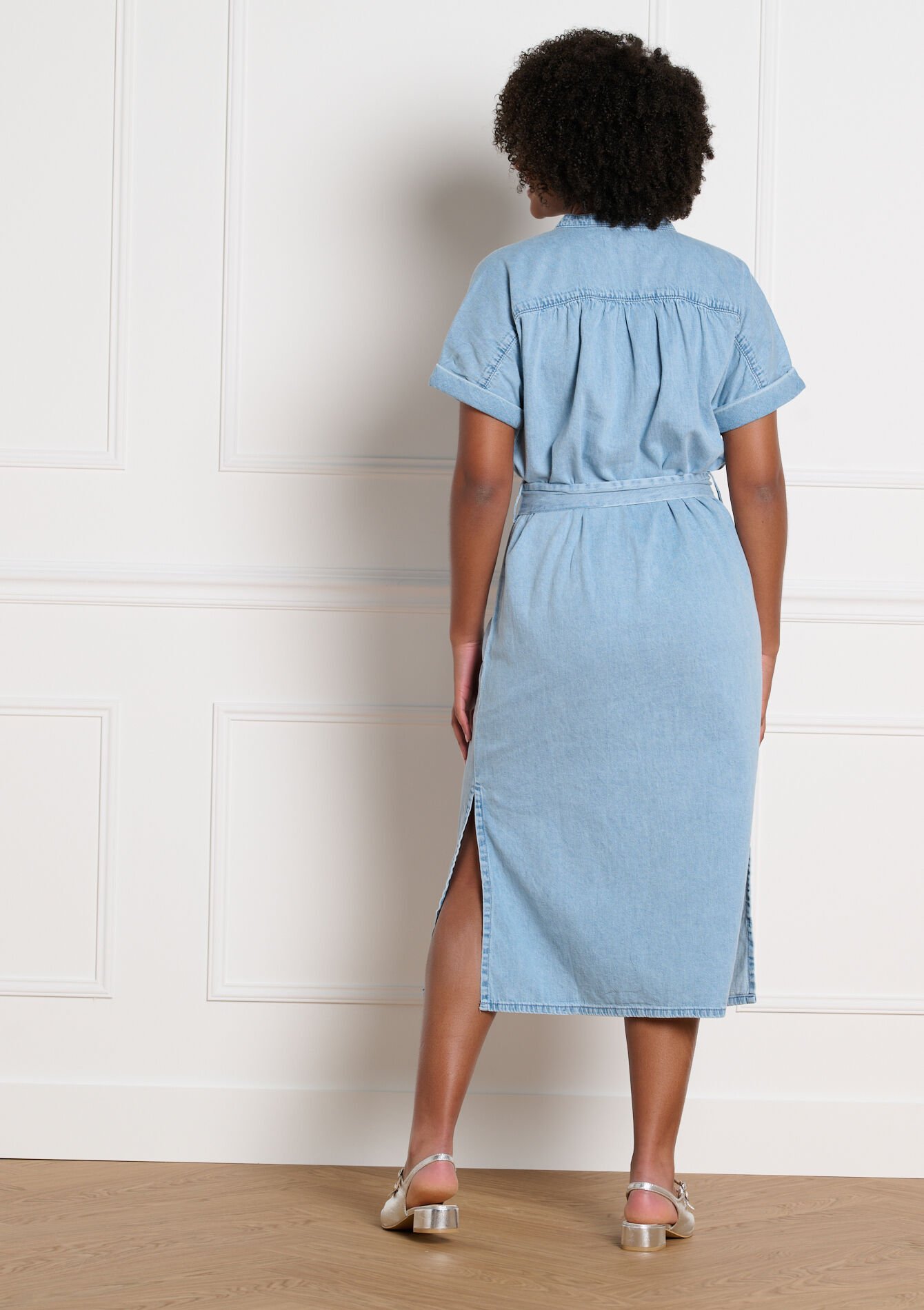 Denim midi-jurk met ceintuur - BLUE BLEACHED - 08104293_0502