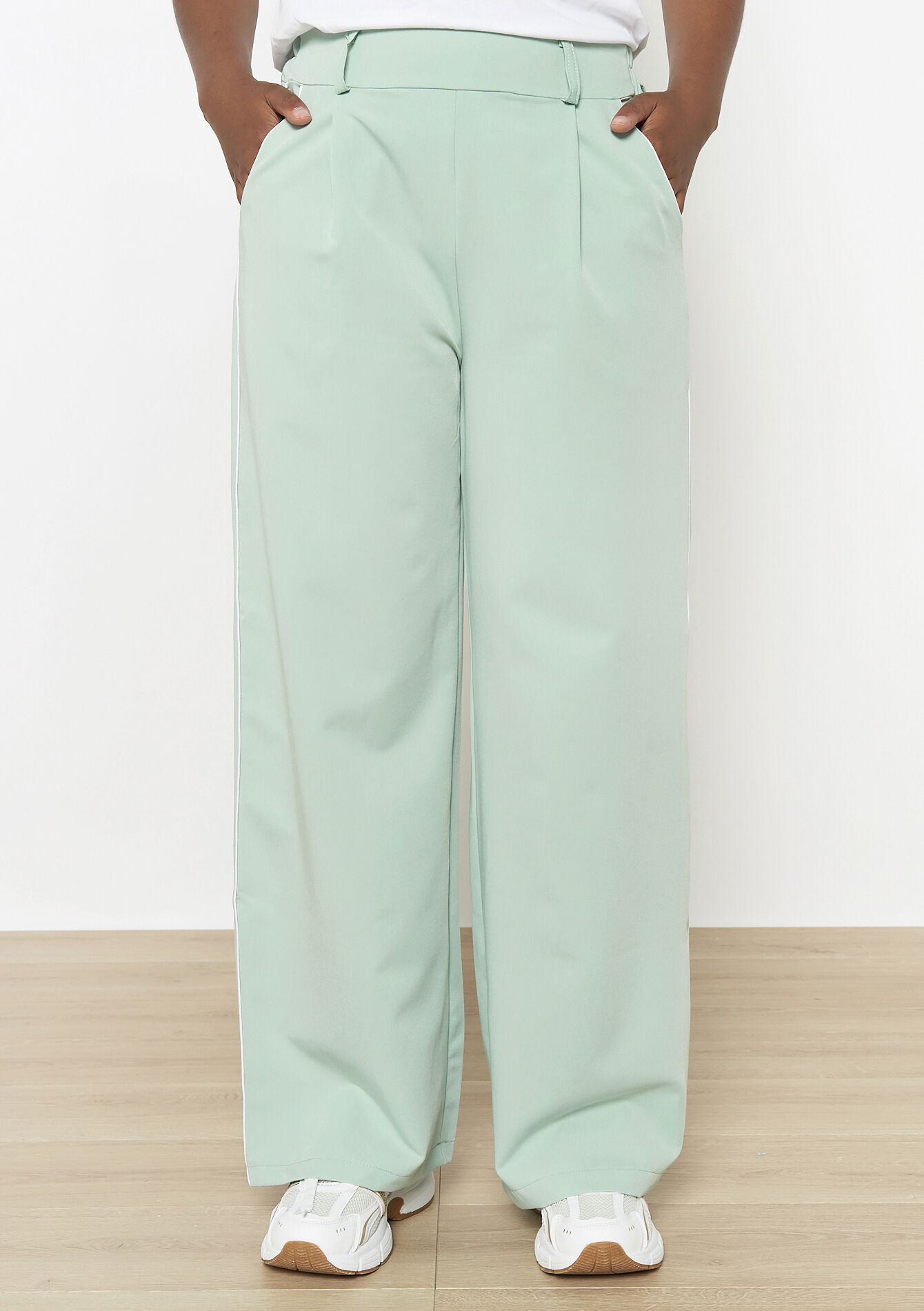 Soepelvallende contrastbroek, Soepelvallende contrastbroek - ALMOND GREEN - 06600967_1724