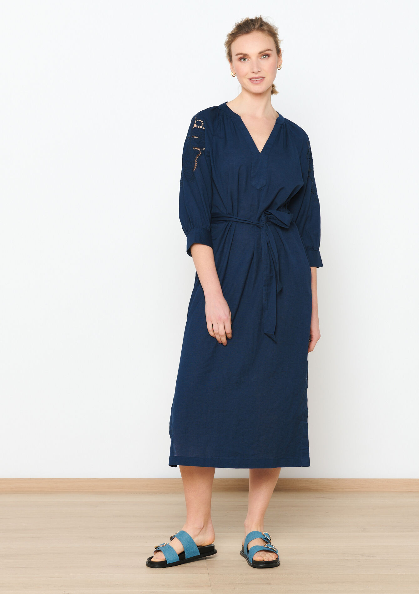 Midi-jurk met broderiedetail, Midi-jurk met broderiedetail - NAVY BASIC - 08602230_2723