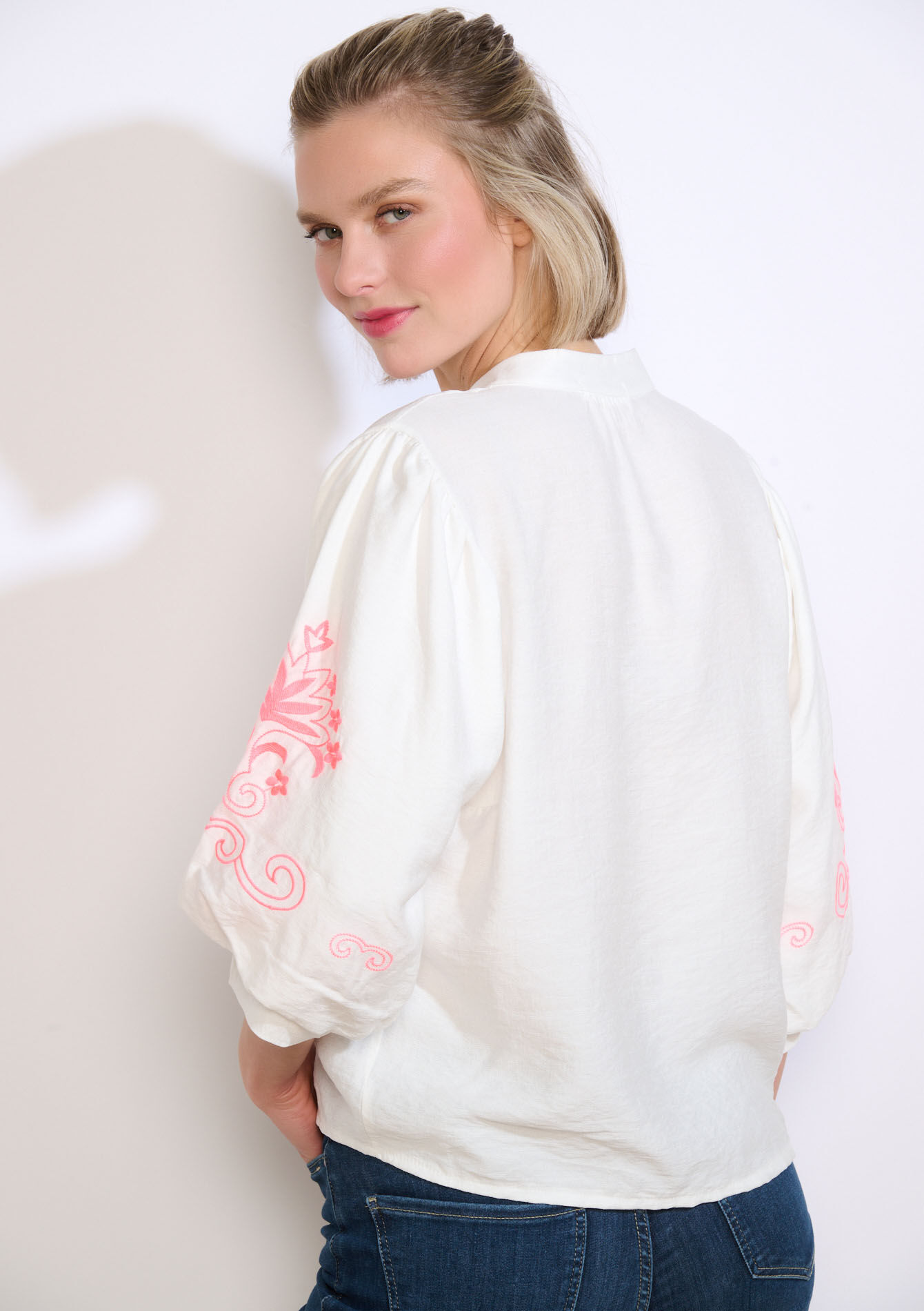 Hemd met geborduurde mouwen, Hemd met geborduurde mouwen - VANILLA WHITE - 05703041_1013