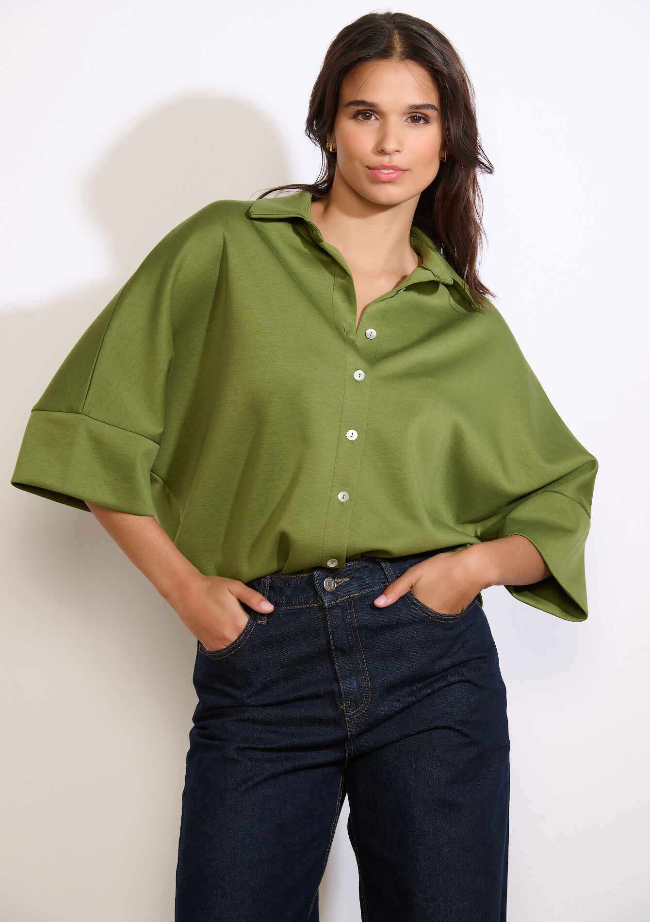 Losvallende polo met knopen - OLIVE KAKHI - 02301968_1884