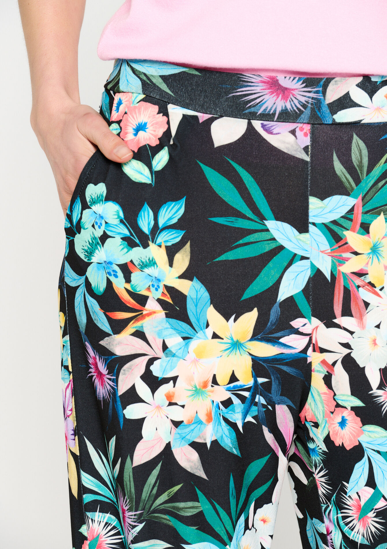 Wide trousers with tropical print - BLACK - 06600746_1119