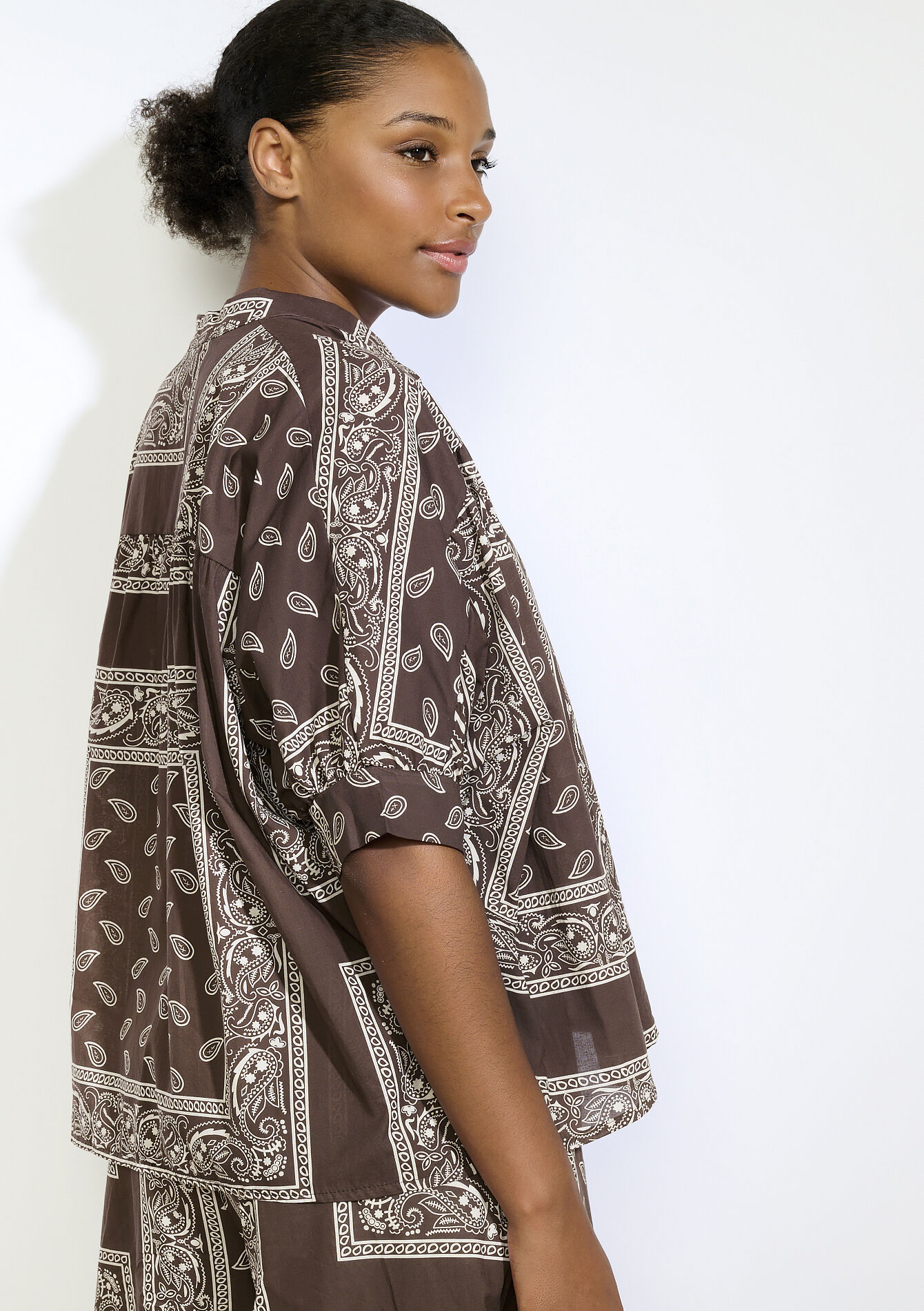 Oversized blouse met bandanaprint , Oversized blouse met bandanaprint - BROWN DARK CHOCOLATE - 05702928_3720