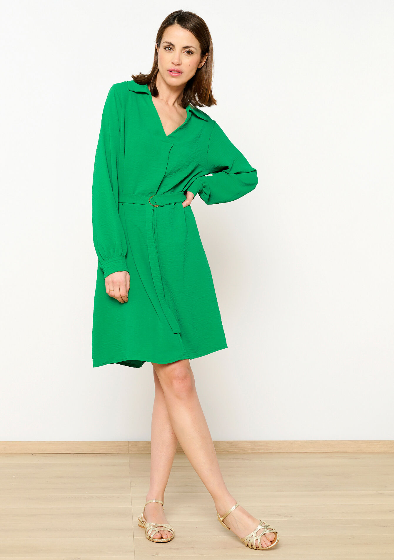 Korte jurk met V-hals en ceintuur, Korte jurk met V-hals en ceintuur - GREEN APPLE - 08103514_1783