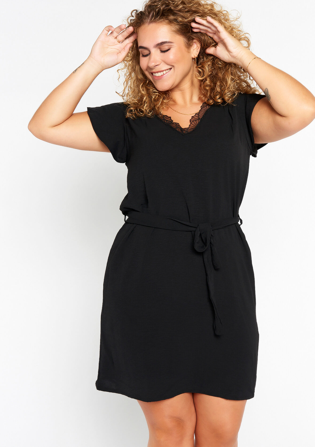 Korte jurk met kant - BLACK - 08103346_1119