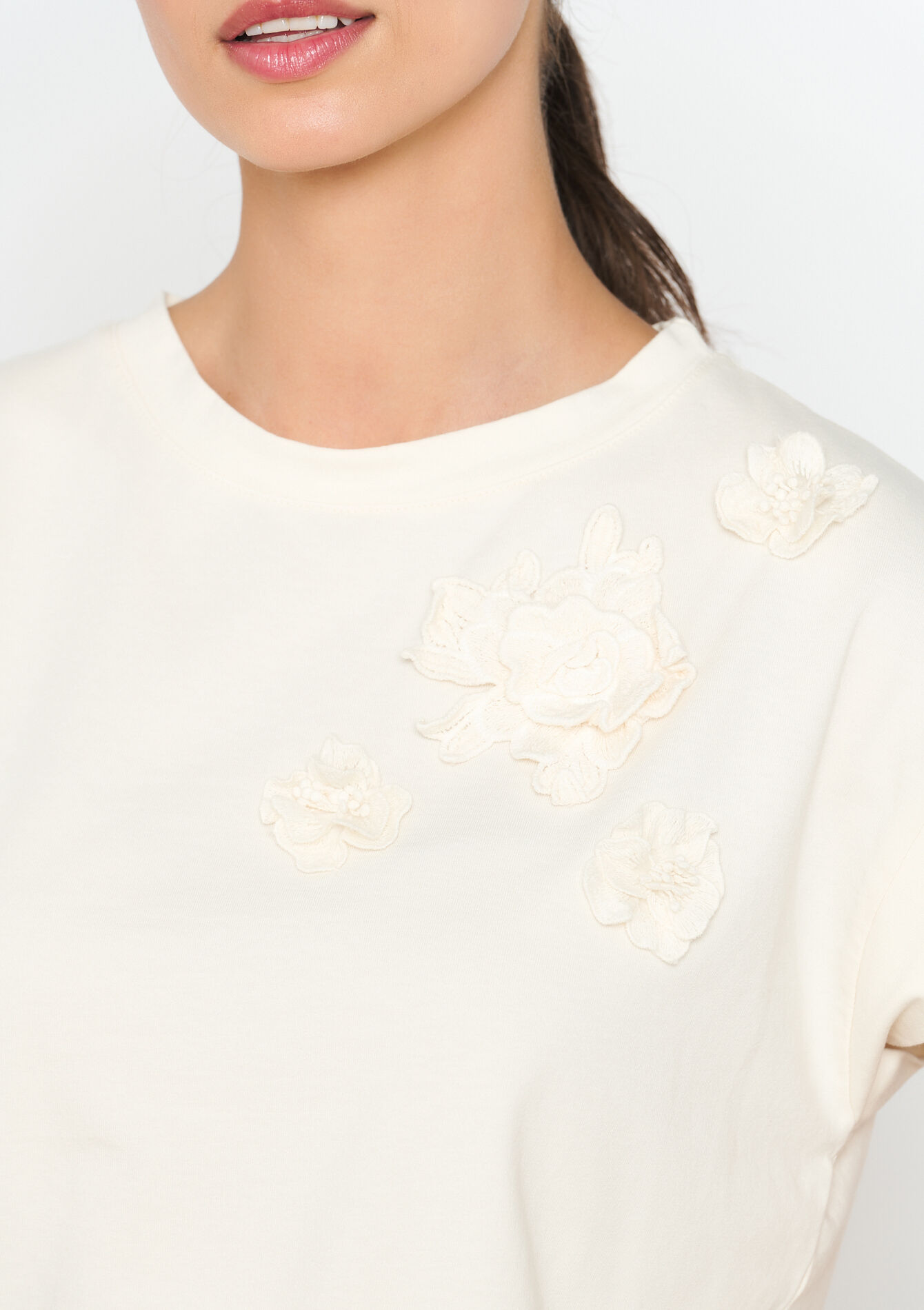 T-shirt with applicated flowers, T-shirt with applicated flowers - VANILLA WHITE - 02301557_1013