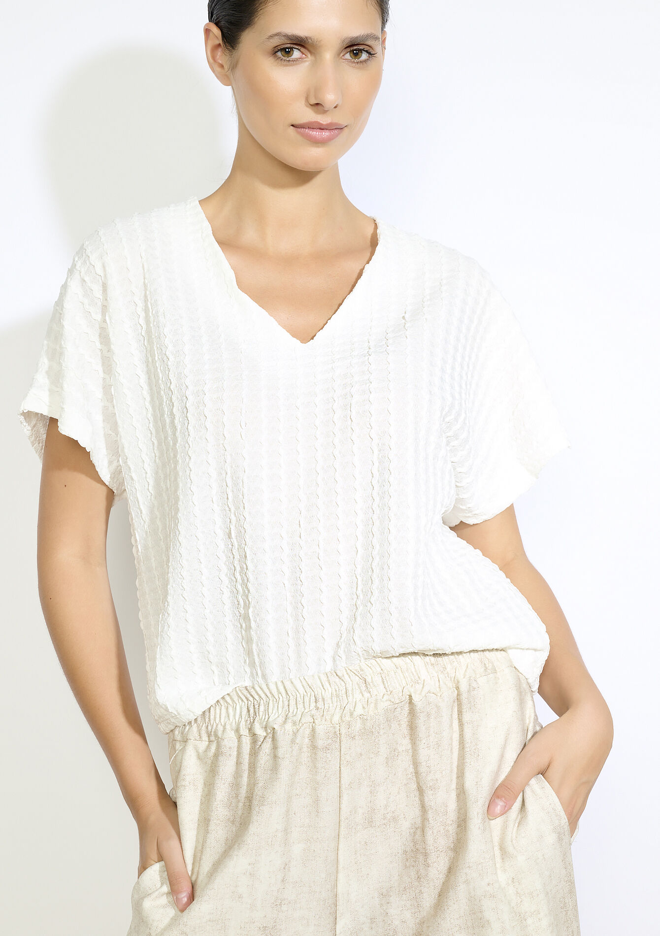 Textured V-neck top - OPTICAL WHITE - 02301876